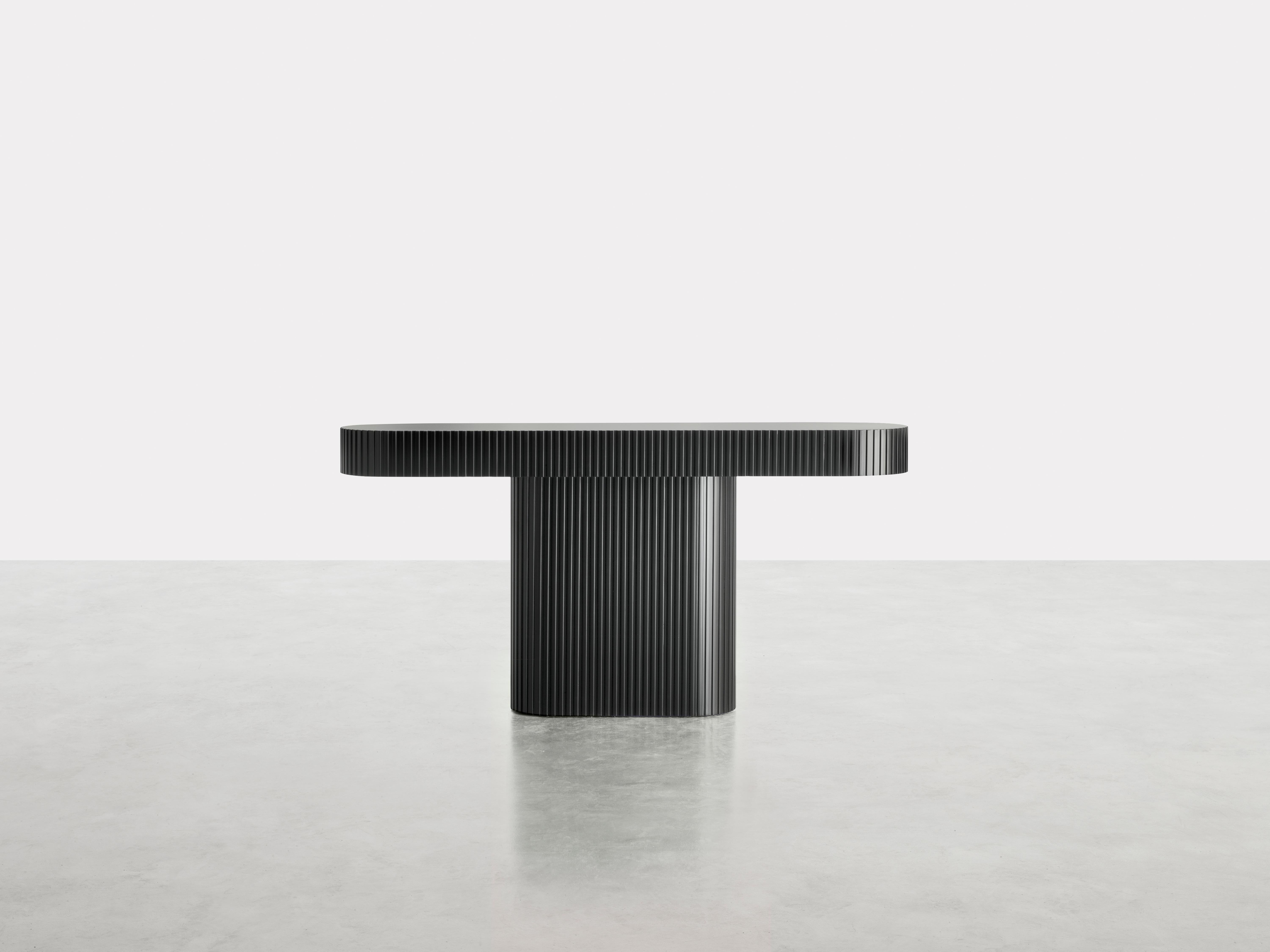 Console Diapason de Somaschini
Dimensions : L 150 x D 35 x H 75 cm
MATERIAL : Structure composée de contreplaqué cintré et de mdf. Finition laquée polyester noir mat.

Console en N.142 Laqué noir mat

A propos : 
Somaschini est une marque
