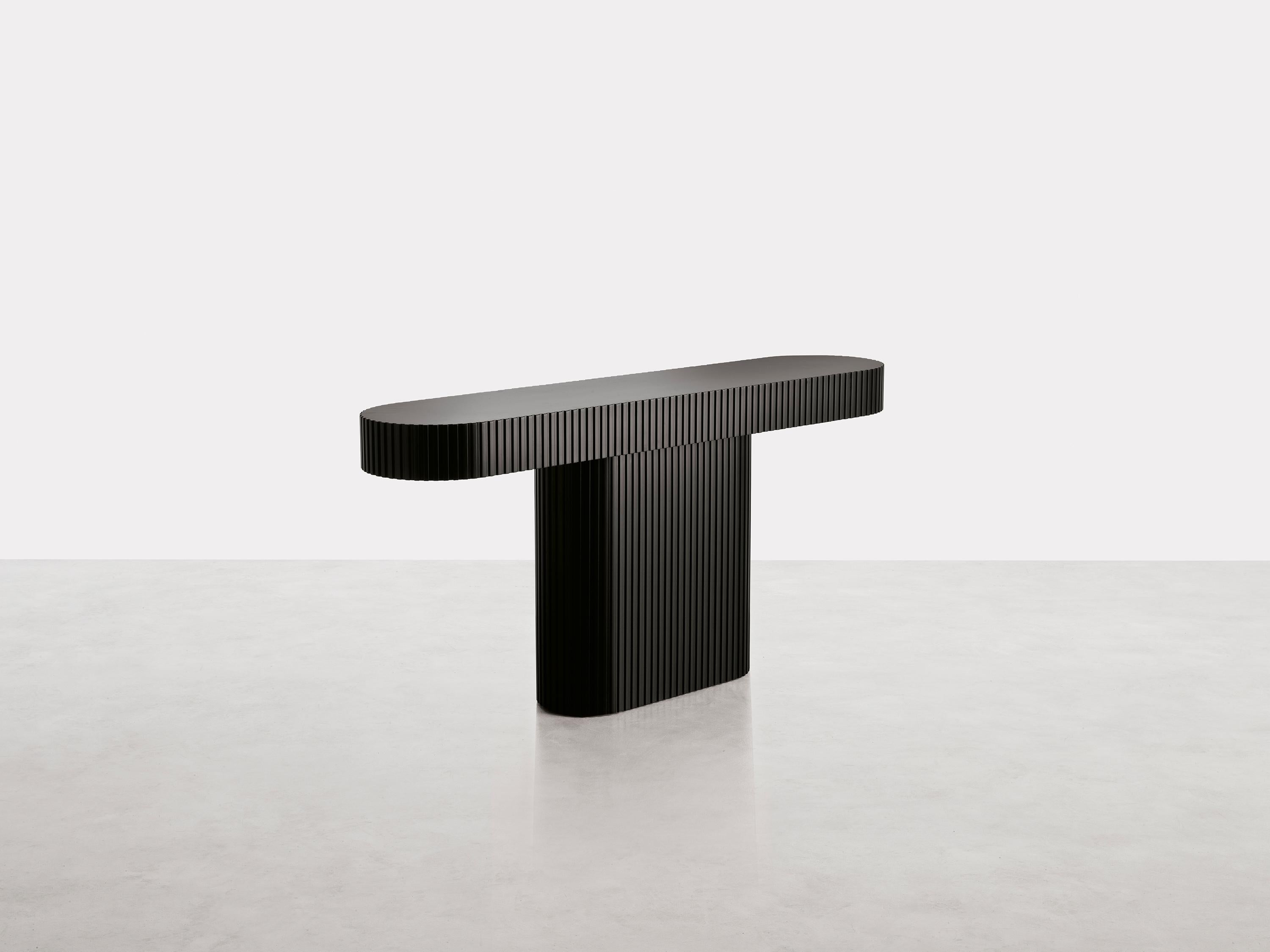 The unique notched surface refers to the image of the pipe organ. The musical reference-which is echoed in
the project's name-evokes an idea of lightness. The volume of the console finds itself lightened by the
repeated gesture of this threading,