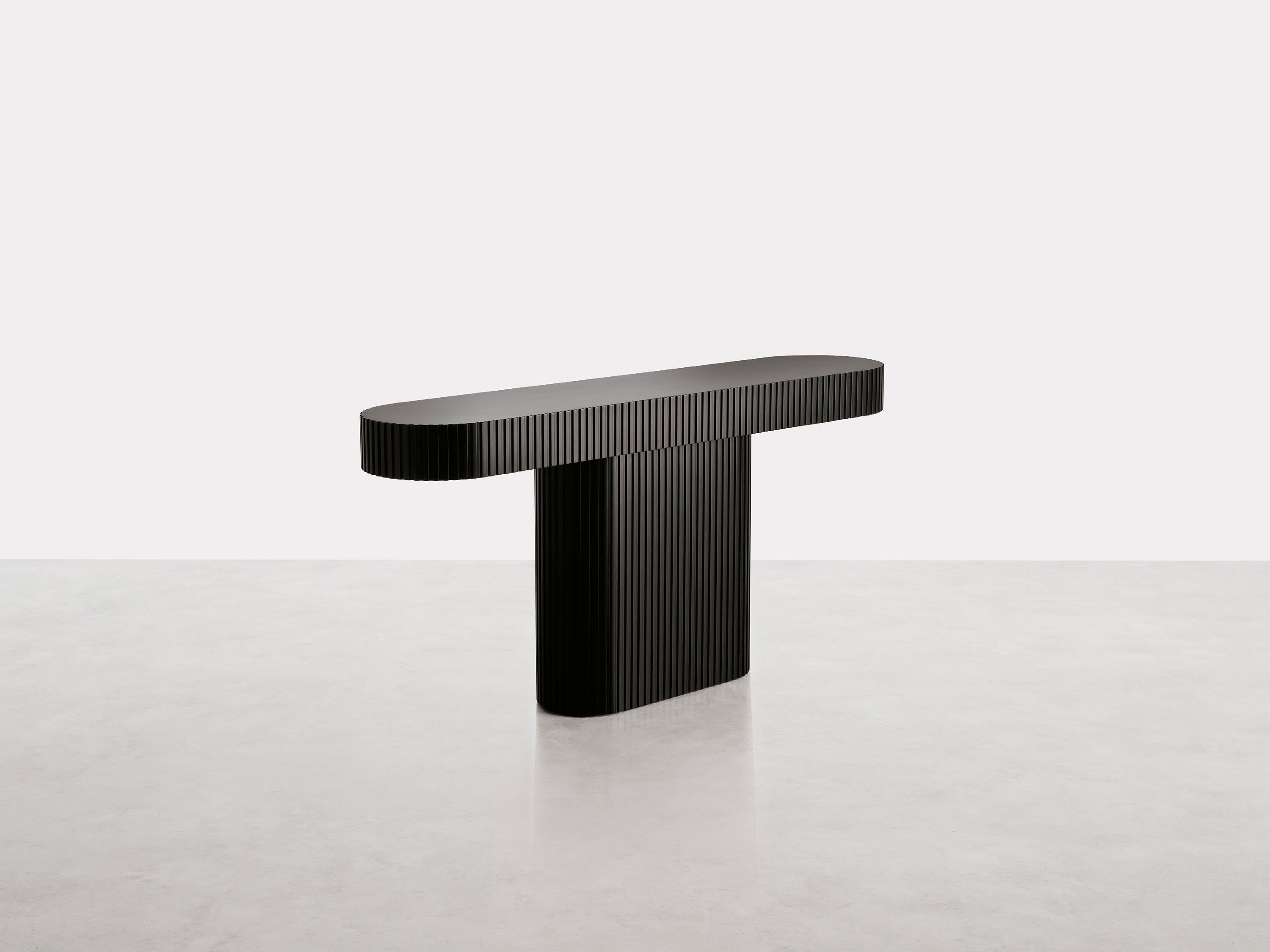 The unique notched surface refers to the image of the pipe organ. The musical reference-which is echoed in
the project’s name-evokes an idea of lightness. The volume of the console finds itself lightened by the
repeated gesture of this threading,