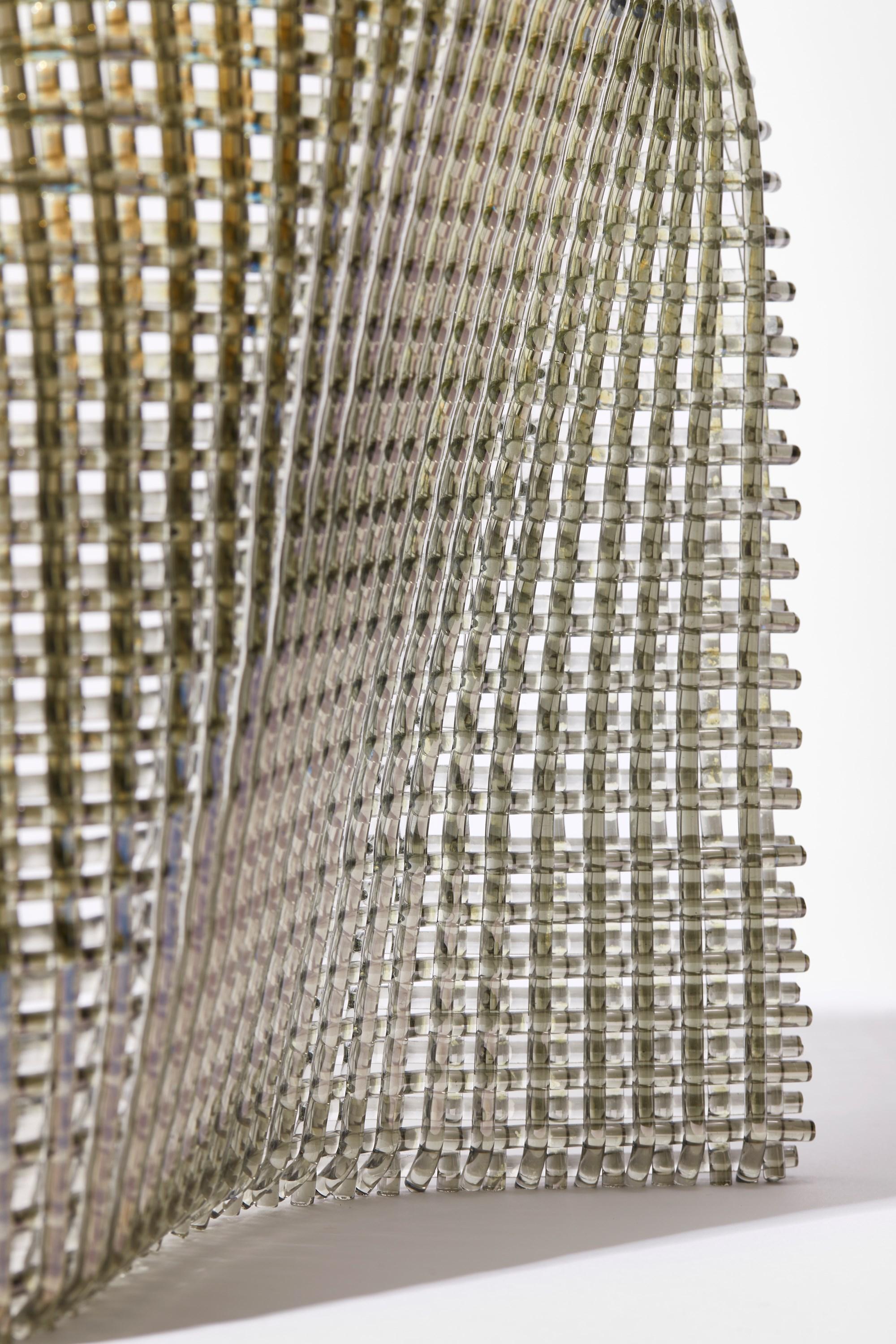 Diaphanous, una scultura in piedi in vetro iridescente di Cathryn Shilling in vendita 4