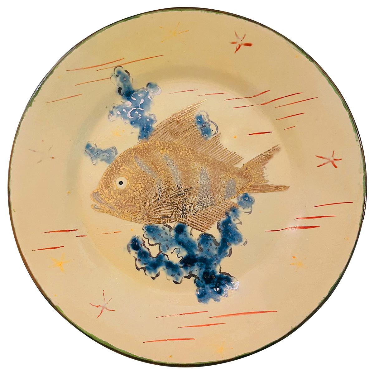 Set of 4 dinner plates, colored drawings with gold and silver highlights, enameled decoration of fish and seabed, green back. 
Set composed as follows:
- 1 plate with a gold-coloured fish, blue seaweed
- 1 plate with a blue fish, green, purple and
