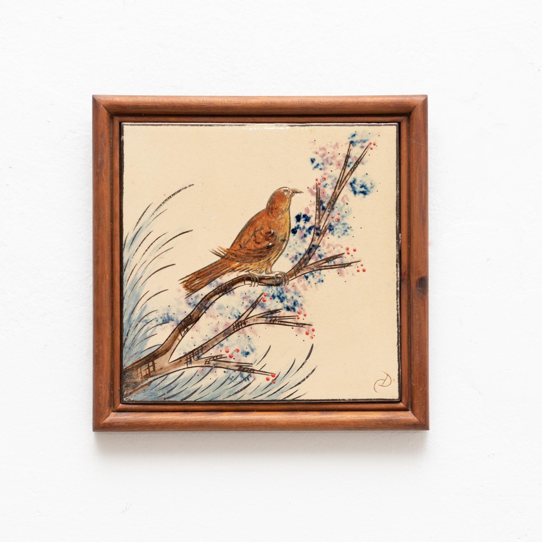 Keramisches, handbemaltes Kunstwerk mit Vogelmotiv des katalanischen Künstlers Diaz Costa, um 1960.  Gerahmt. Unterschrieben.    Im Originalzustand, mit geringfügigen Gebrauchsspuren, die dem Alter und dem Gebrauch entsprechen, wobei eine schöne