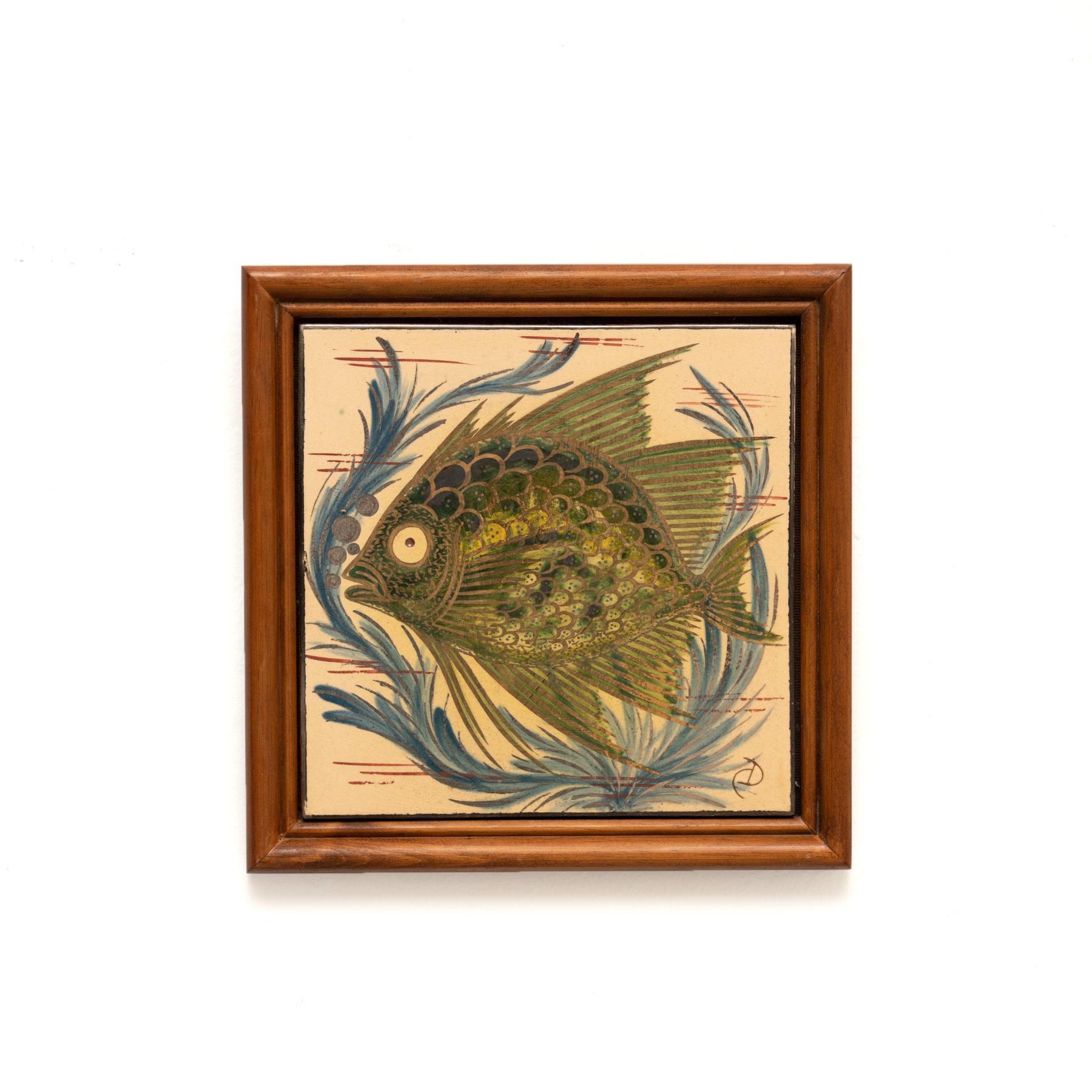 Keramisches, handbemaltes Kunstwerk mit einem Fischmotiv des katalanischen Künstlers Diaz Costa, um 1960.  Gerahmt. Unterschrieben.    Im Originalzustand, mit geringfügigen Gebrauchsspuren, die dem Alter und dem Gebrauch entsprechen, wobei eine