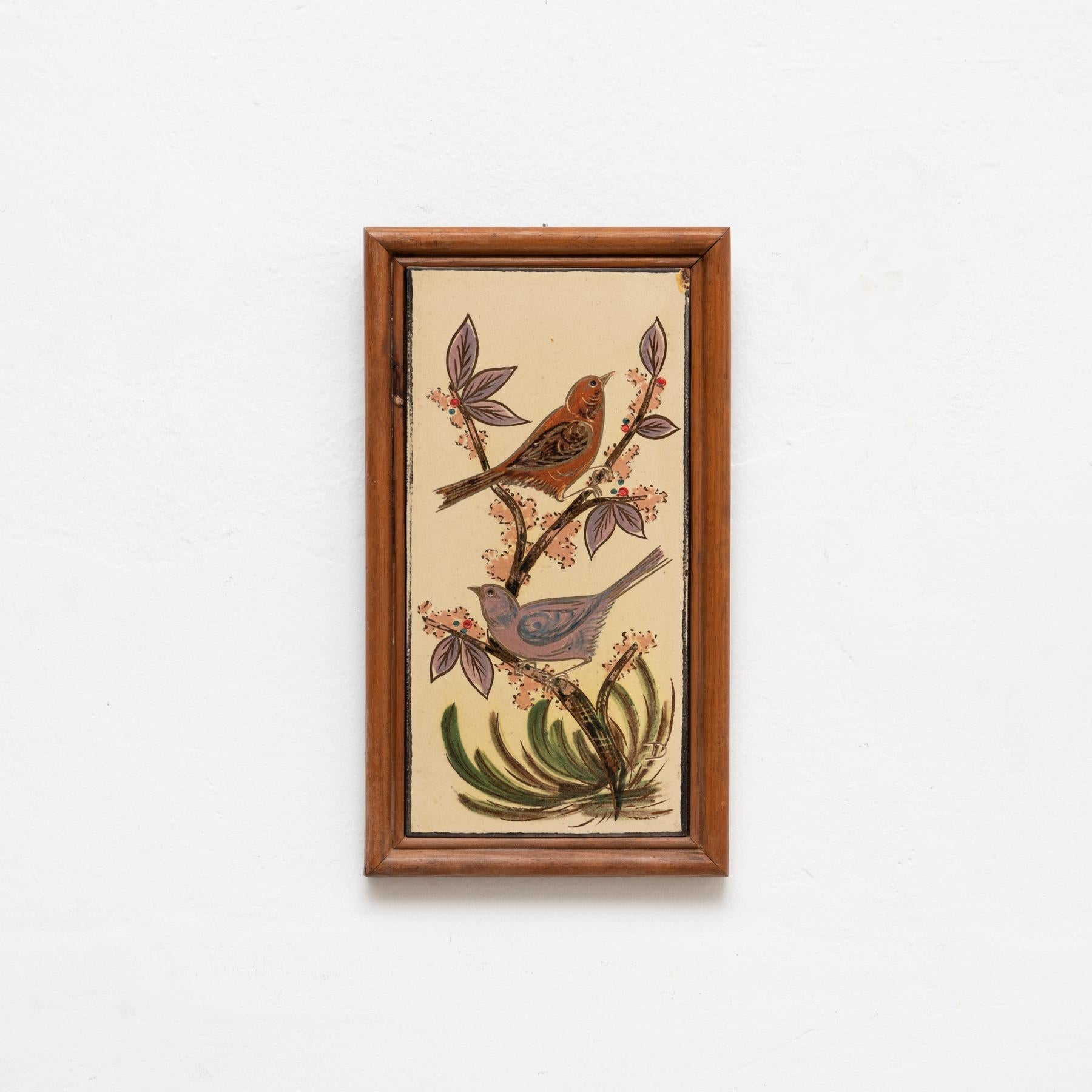 Keramisches, handbemaltes Kunstwerk von zwei Vögeln des katalanischen Künstlers Diaz Costa, um 1960.  Gerahmt. Unterschrieben.    Im Originalzustand, mit geringfügigen Gebrauchsspuren, die dem Alter und dem Gebrauch entsprechen, wobei eine schöne