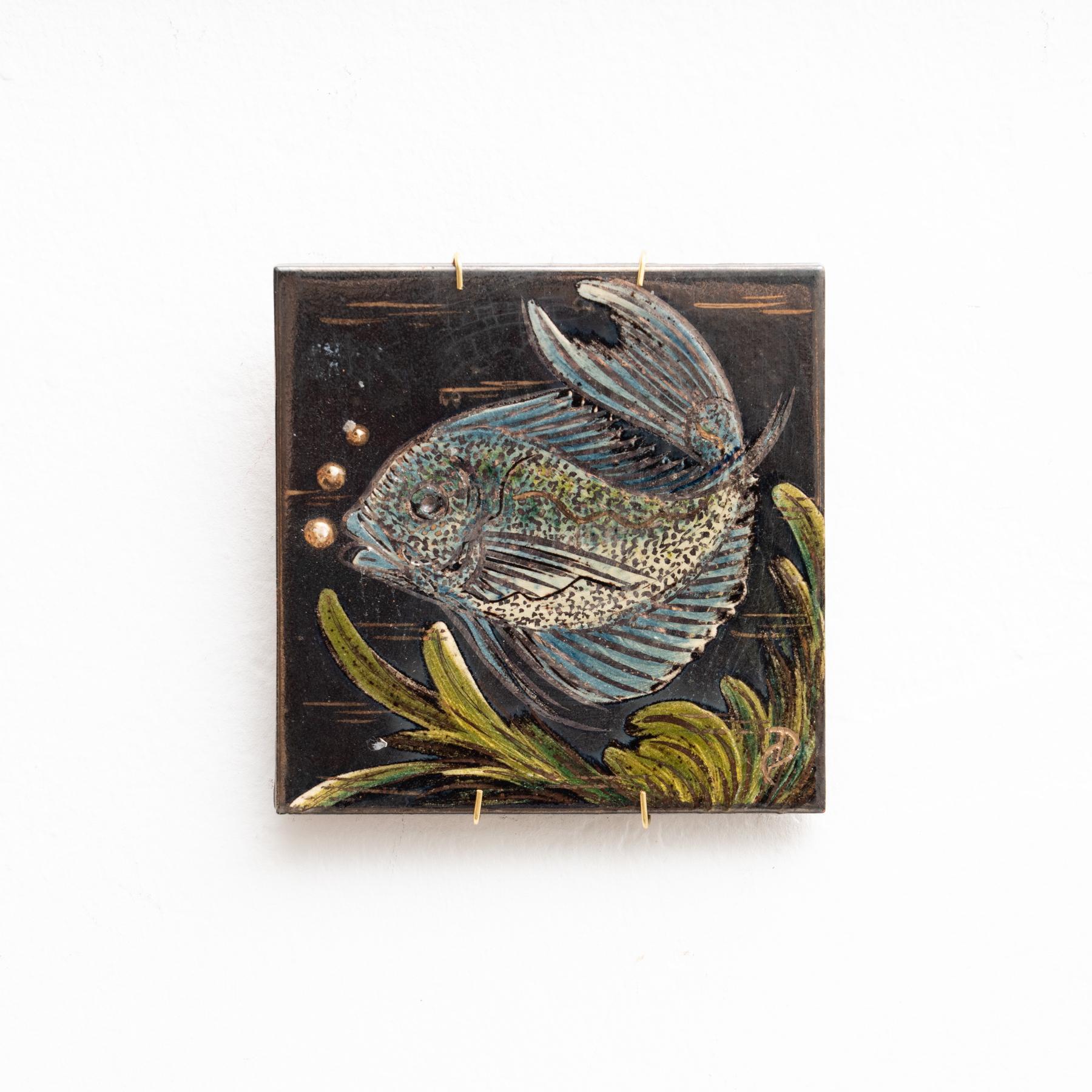 Opera d'arte in ceramica dipinta a mano raffigurante un pesce dell'artista catalano Diaz Costa, 1960 circa.  Firmato.    In condizioni originali, con lievi usure dovute all'età e all'uso, conserva una bella patina.