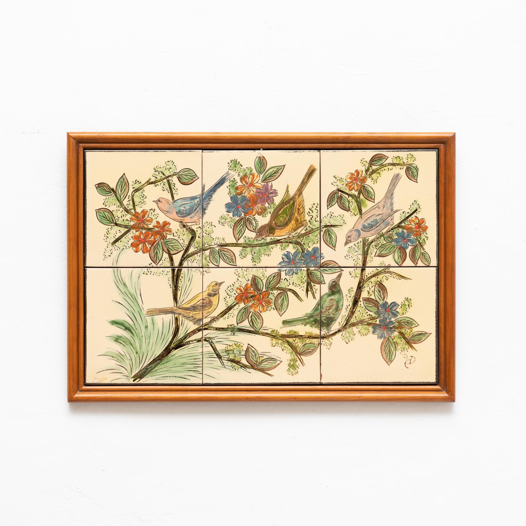 Obra de cerámica pintada a mano de cinco pájaros por el artista catalán Díaz Costa, hacia 1960.  Enmarcado. Firmado.    En su estado original, con pequeños desgastes propios de la edad y el uso, conserva una hermosa pátina.