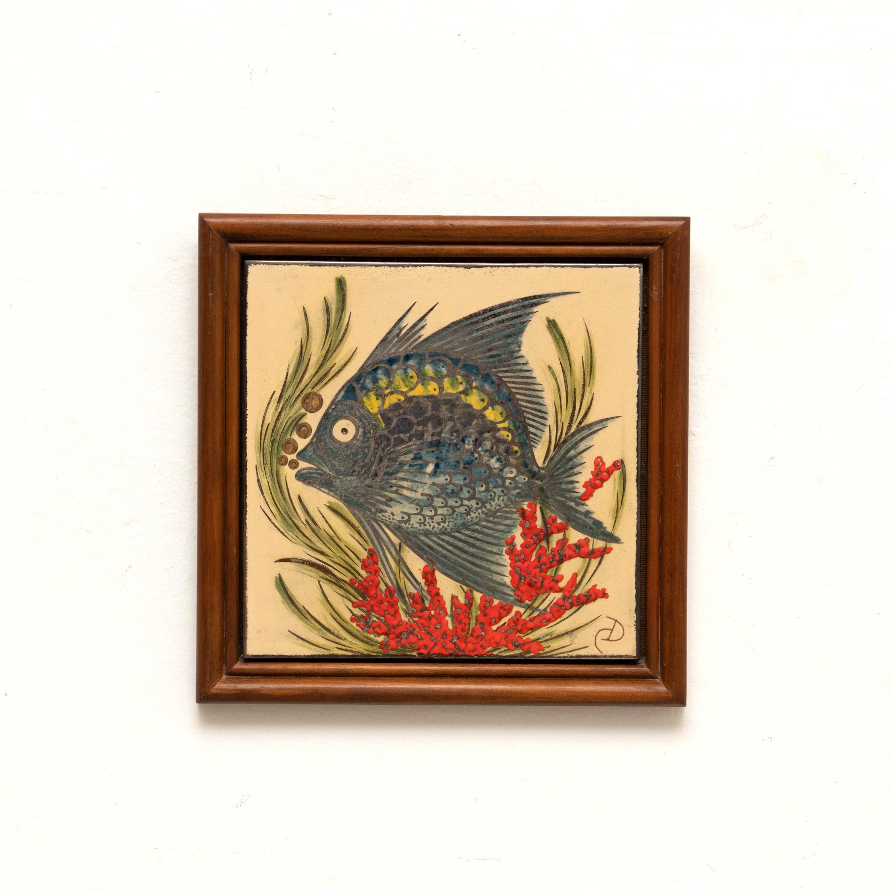 Ceramic hand painted artwork of a fish design by Catalan artist Diaz Costa, circa 1960.
Framed. Signed.

In original condition, with minor wear consistent of age and use, preserving a beautiul patina.