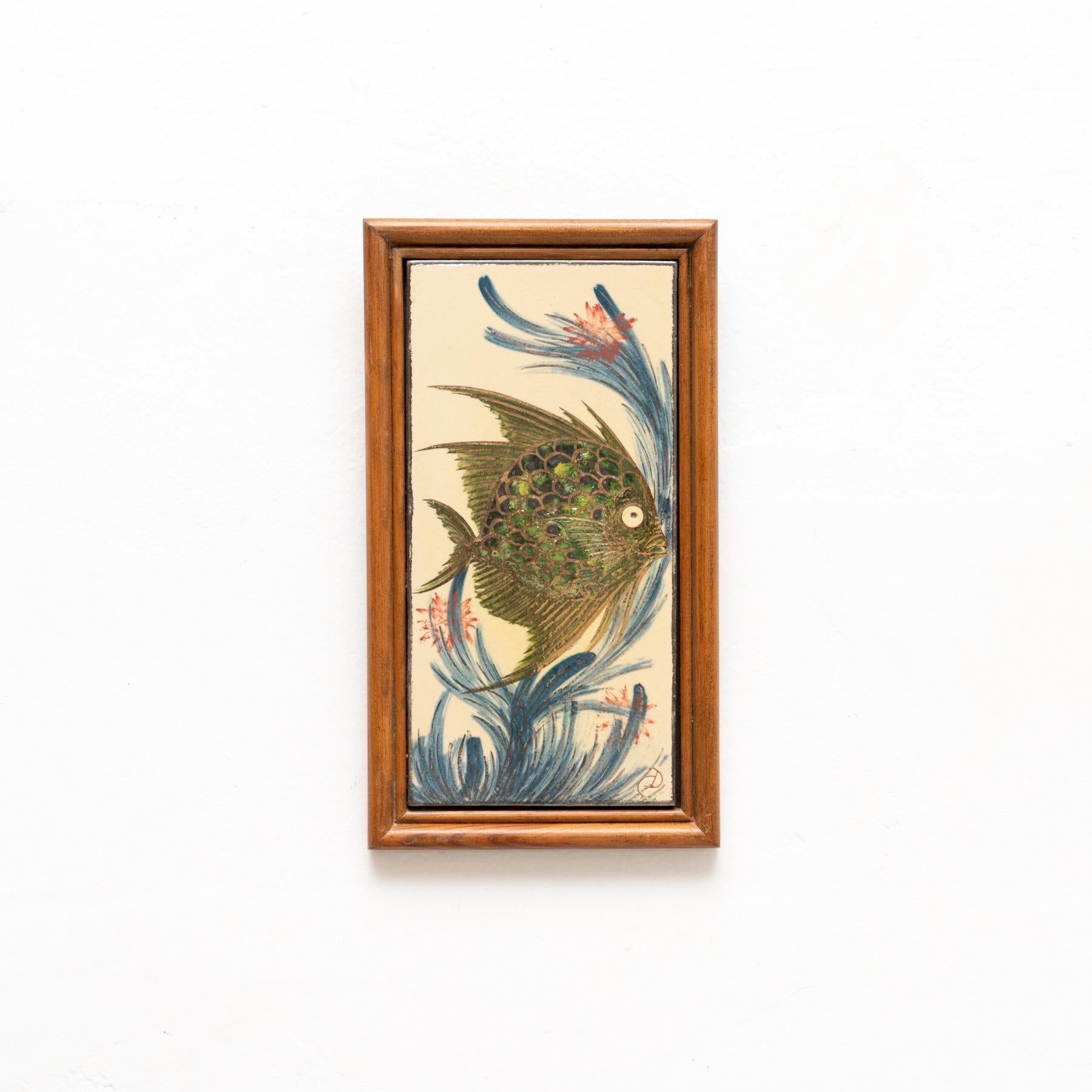 Ceramic hand painted artwork of A fish design by Catalan artist Diaz Costa, circa 1960.
Framed. Signed.

In original condition, with minor wear consistent of age and use, preserving a beautiul patina.