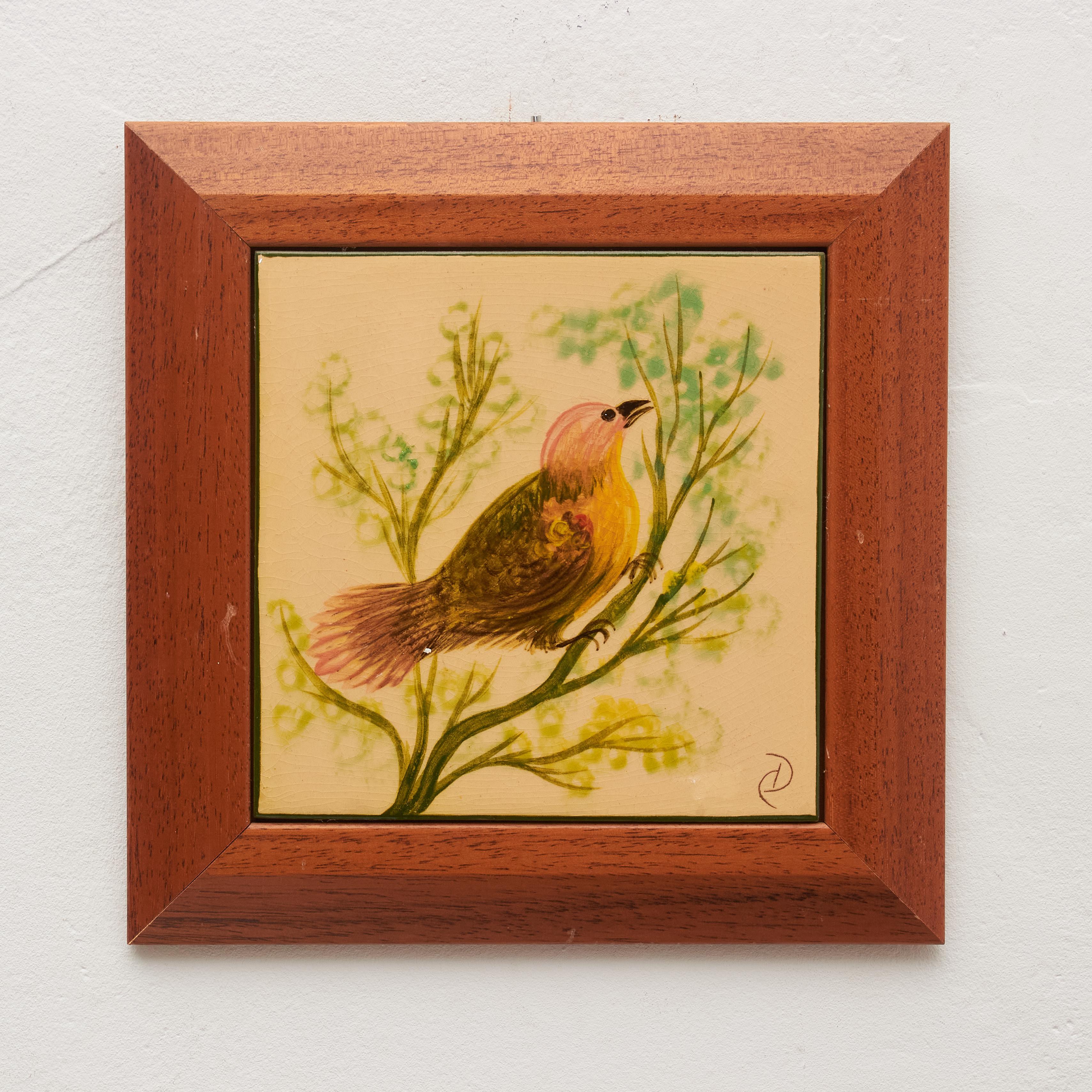 Sumérgete en la maestría artística del artista catalán Díaz Costa con nuestra obra de cerámica vintage pintada a mano de un pájaro, circa 1960. Esta exquisita pieza, enmarcada y firmada por el artista, capta la esencia de una época pasada con su