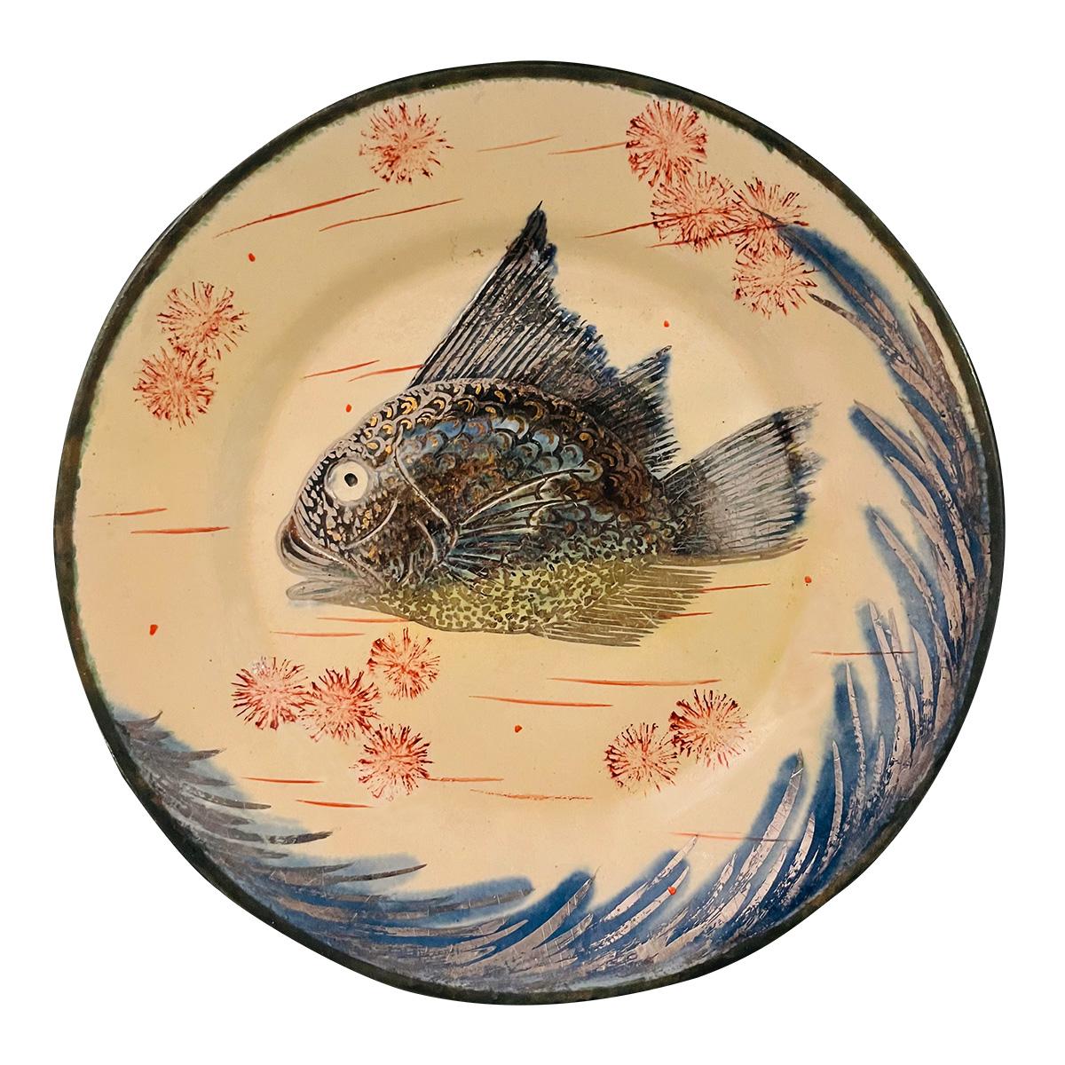 Set of 4 dinner plates, colored drawings with gold and silver highlights, enameled decoration of fish and seabed, green back. 
Set composed as follows:
- 1 plate with a blue, brown and green fish, blue seaweed
- 1 plate with an octopus, blue