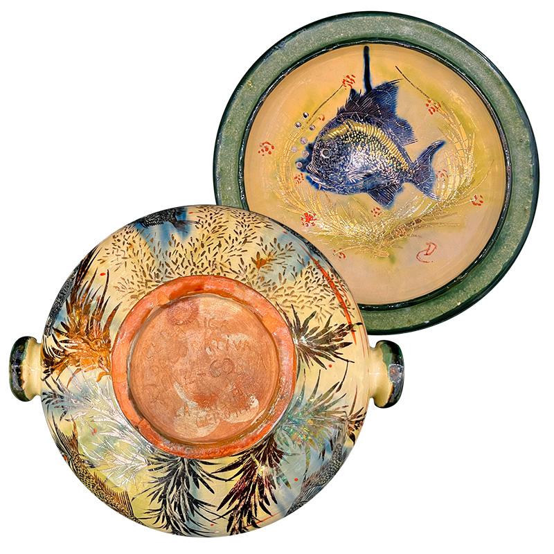 Ceramic dinner service colored drawings with gold and silver highlights, enameled decoration of fish and seabed, including dinner plates, small plates, soup plates, a salad bowl, and a tureen.
Service Composed as follows:
- 6 dinner plates, D 25