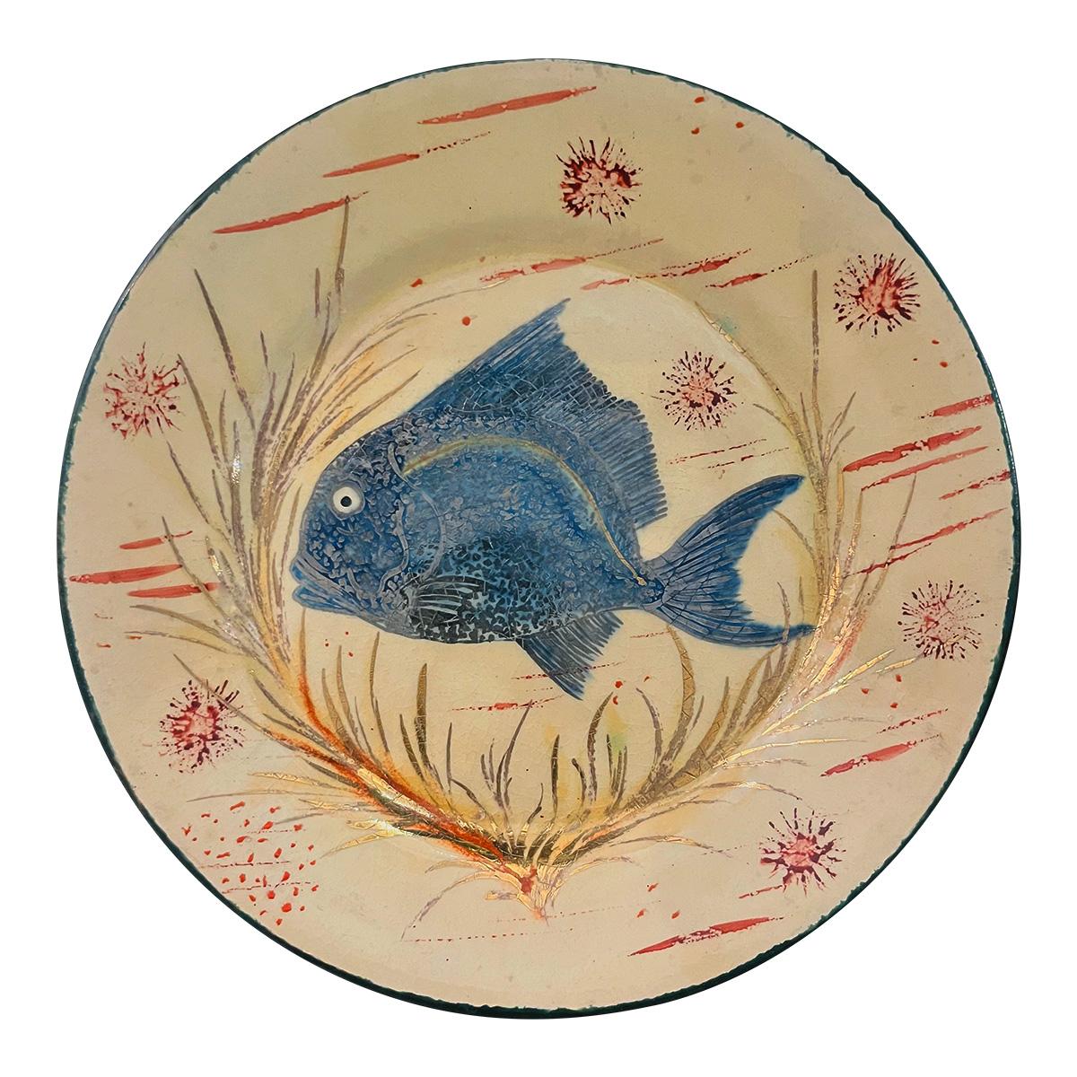 Set of 4 dinner plates, colored drawings with gold and silver highlights, enameled decoration of fish and seabed, green back. 
Set composed as follows:
- 1 plate with a blue fish, silver and red seaweed
- 1 plate with blue, brown and green fish,