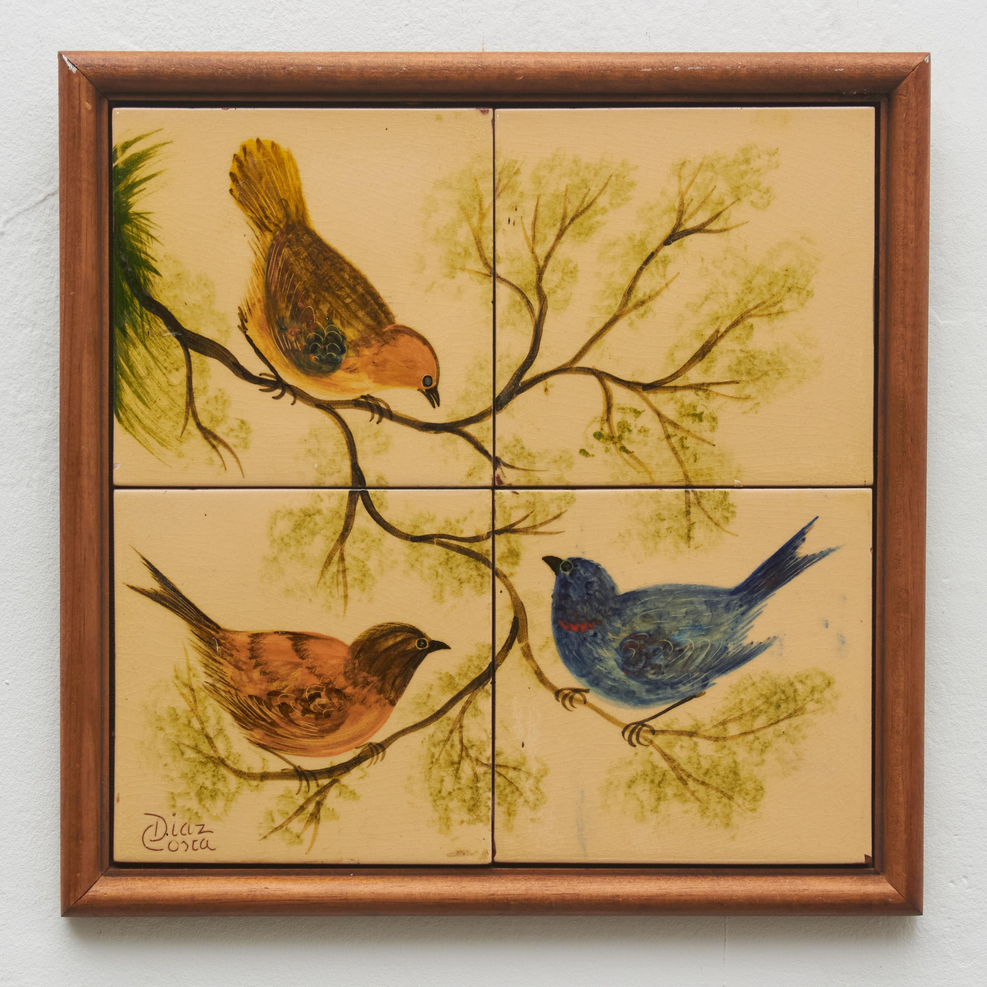 Céramique peinte à la main représentant plusieurs oiseaux par l'artiste catalan Diaz Costa, vers 1960. Encadré. Signé.  En état d'origine, avec de légères usures dues à l'âge et à l'utilisation, préservant une belle patine.