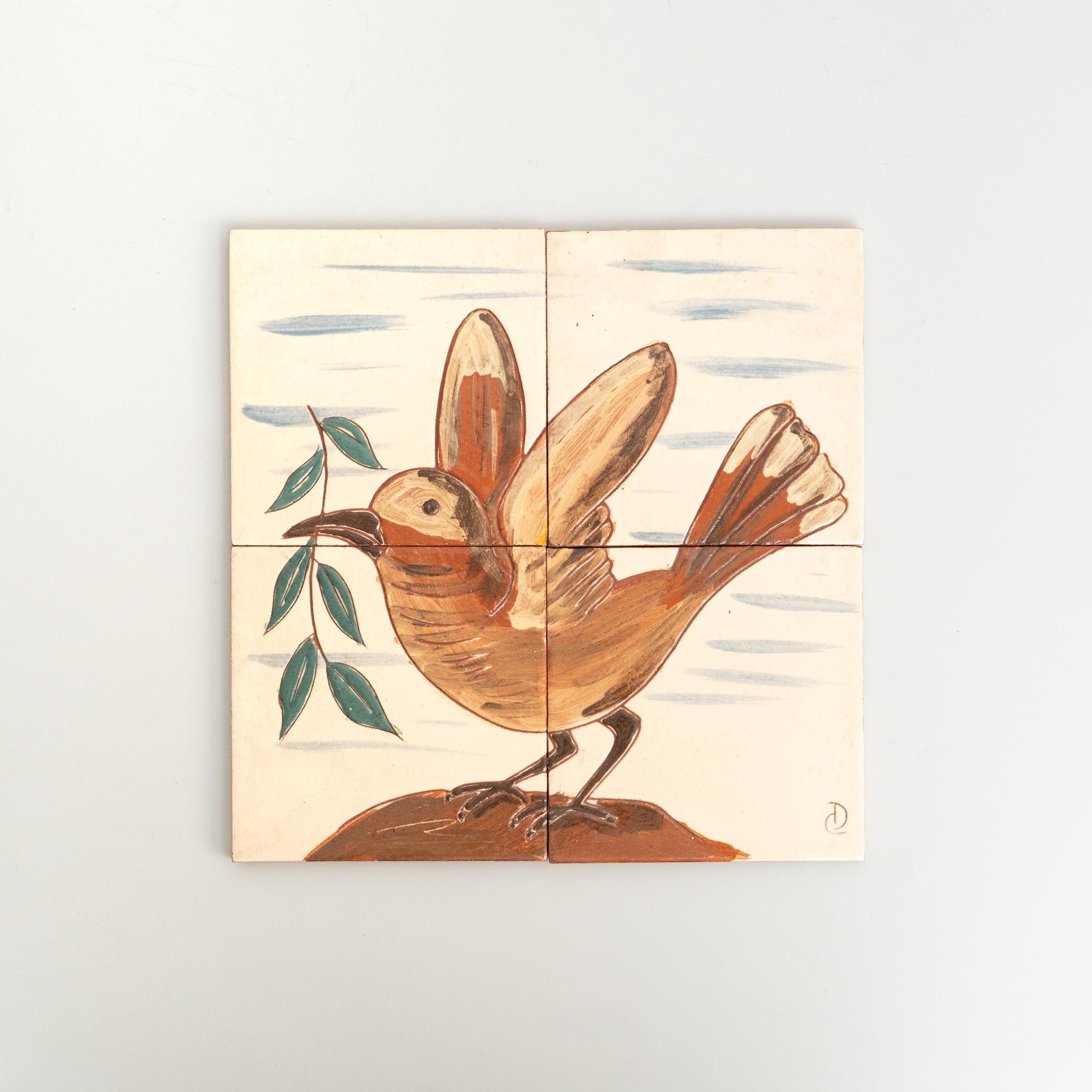 Opera d'arte in ceramica dipinta a mano raffigurante un uccello, realizzata dall'artista catalano Diaz Costa nel 1960 circa. Incorniciato. Firmato.  In condizioni originali, con lievi usure dovute all'età e all'uso, conserva una bella patina.  Le