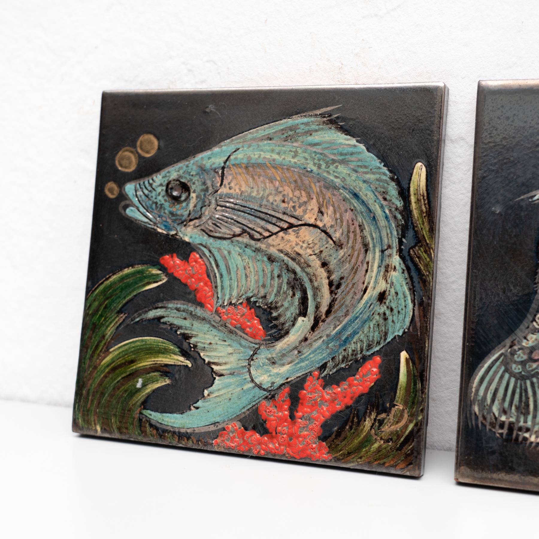 Œuvre d'art en céramique peinte à la main représentant un poisson par l'artiste catalan Diaz Costa, vers 1960.  Signé.    En état d'origine, avec de légères usures dues à l'âge et à l'utilisation, préservant une belle patine.