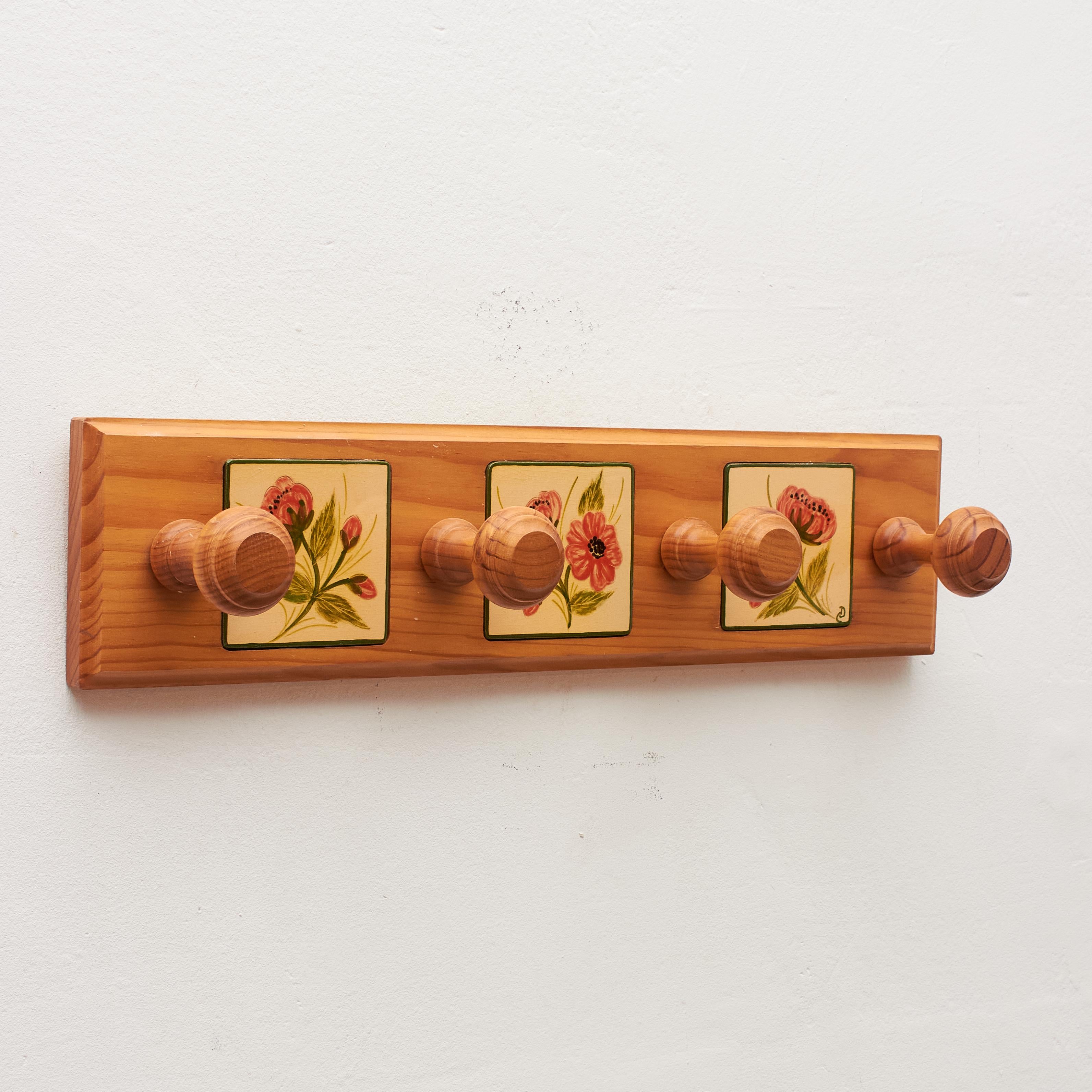 Spanish Diaz Costa Wood and Hand Painted Ceramic Wall Hanger, circa 1960 For Sale