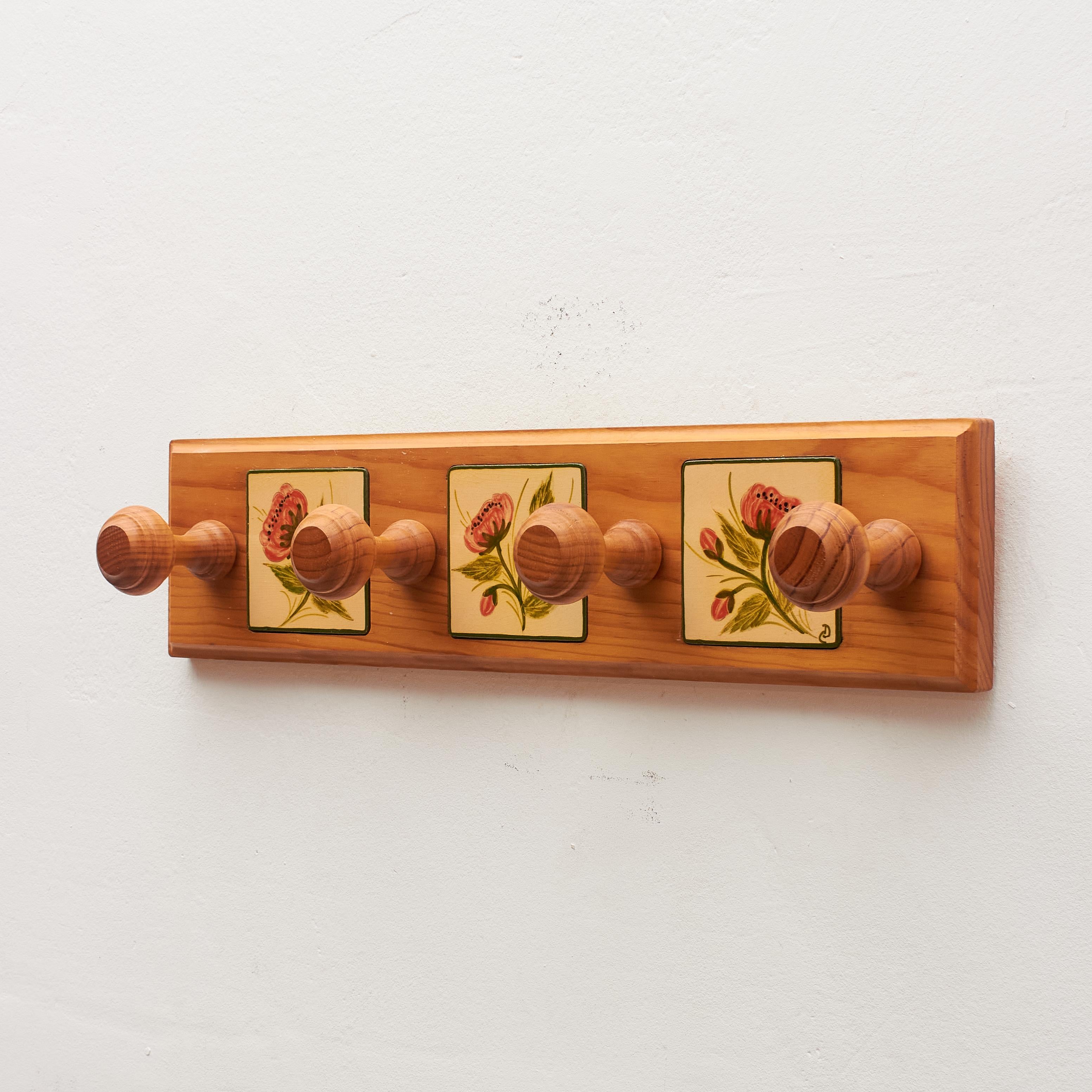 Diaz Costa Wood and Hand Painted Ceramic Wall Hanger, circa 1960 In Good Condition In Barcelona, Barcelona