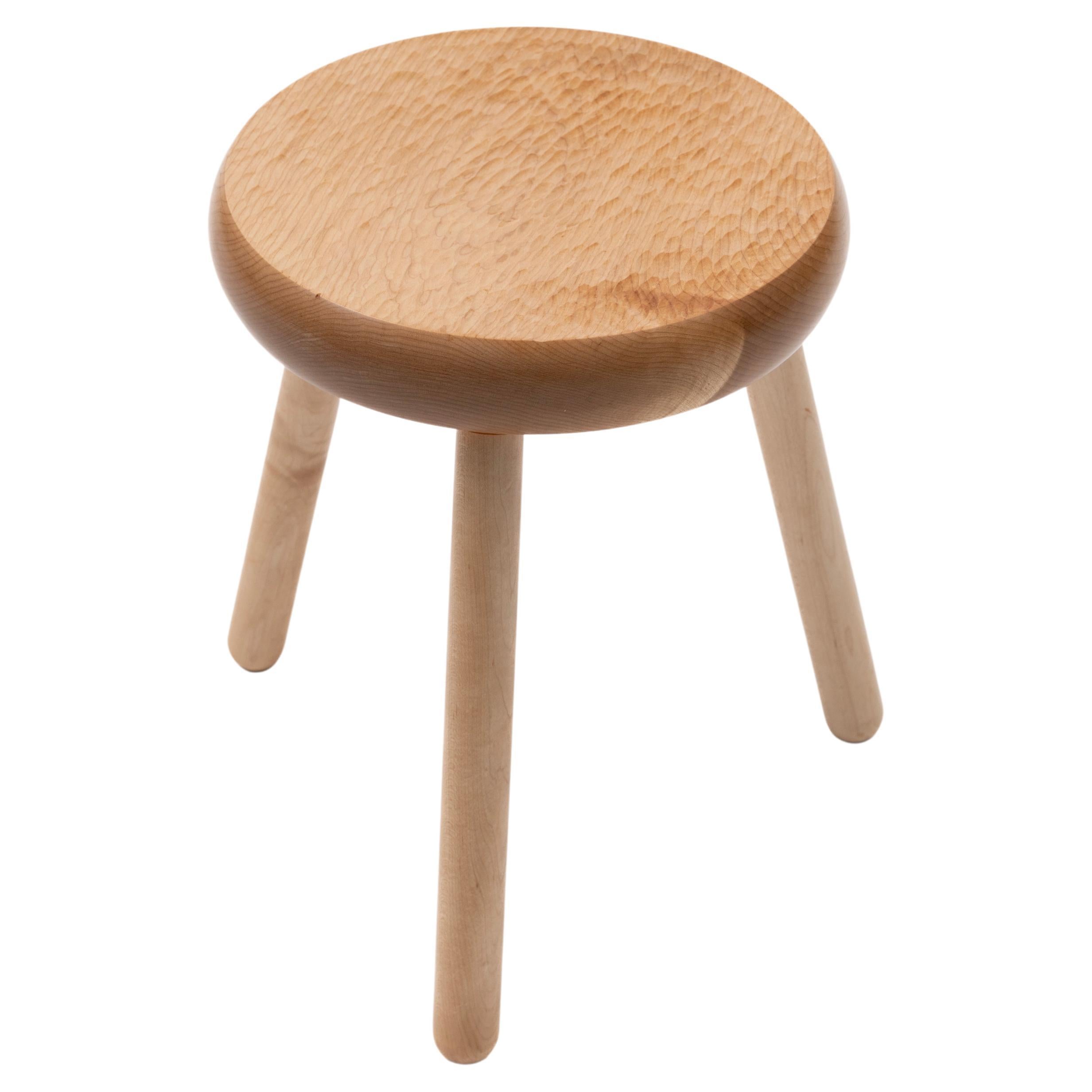 Pièce de mobilier polyvalente, le tabouret Dibbet peut servir de siège, d'ottoman ou de table d'appoint. Rappelle les meubles Shaker ou les premiers meubles Frontier. L'assise épaisse est sculptée à la main avec une légère concavité qui laisse une