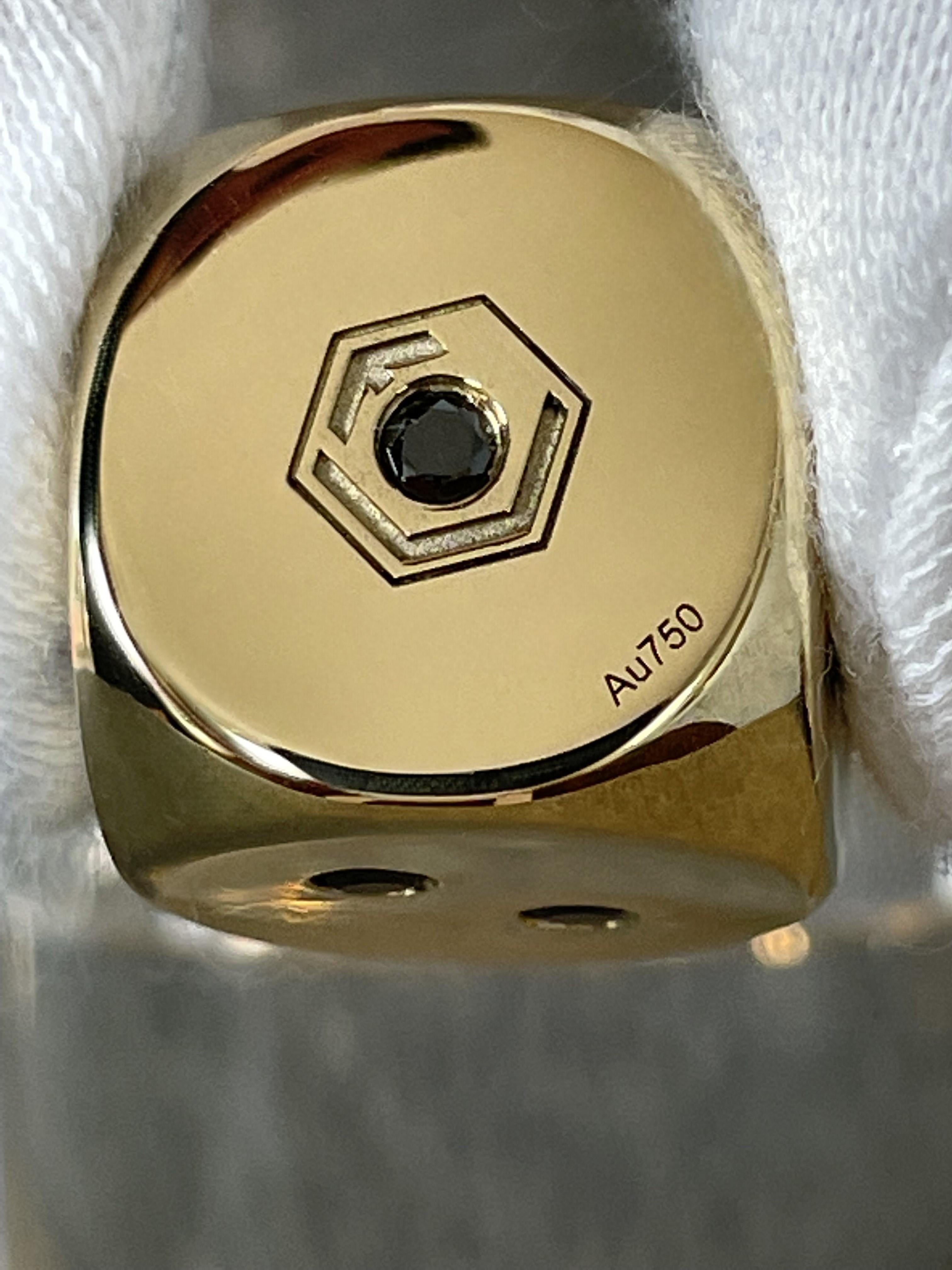 Der luxuriöse Würfel ist aus 18 Karat Gold gefertigt, vollmassiv und 21 schwarze Diamanten im Brillantschliff sind eingefasst.
Mit einem Gewicht von 54 Gramm, den Diagonalmaßen von jeweils 16 mm pro Seite, sowie den 2,5 mm großen 21 schwarzen