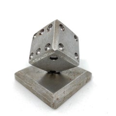 Statua di metallo a forma di dado, peso di carta, metà del secolo scorso, Germania, anni '70