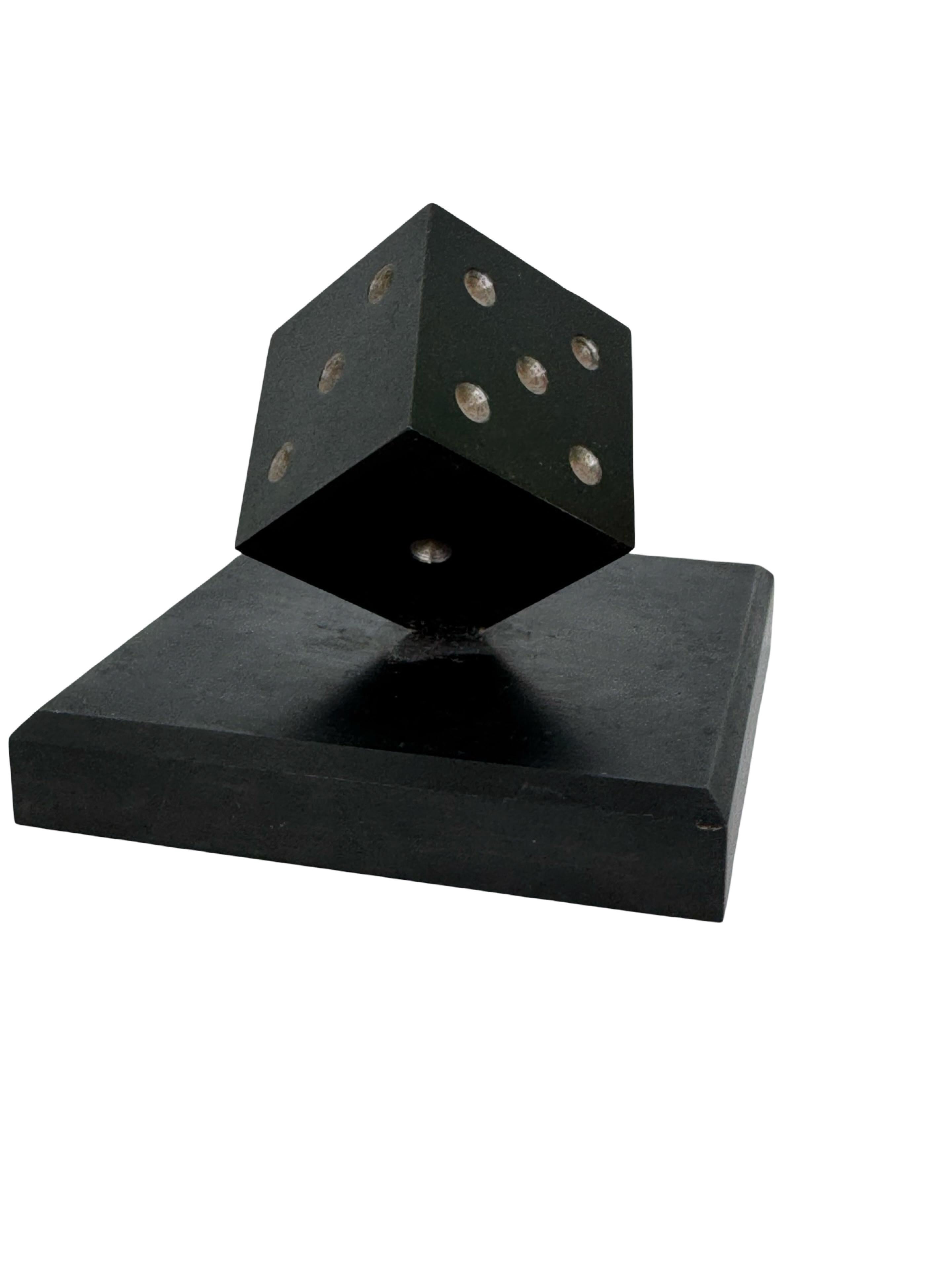 Vintage Deutscher Stahl Würfel Briefbeschwerer (Art Deco Stil, c. Mitte des 20. Jahrhunderts)

Dieser auffallend minimalistische Skulptur- und Briefbeschwerer-Würfel aus deutschem Stahl zeigt eine einzelne Würfelform, die elegant auf einer Ecke