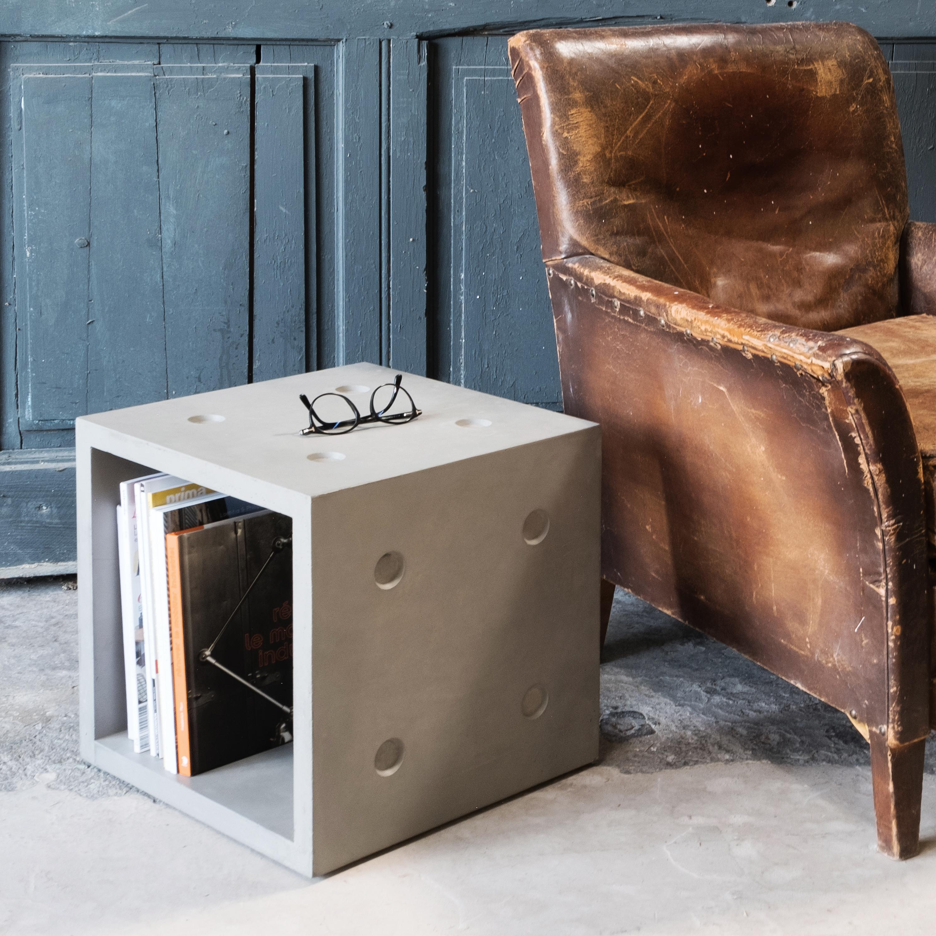 The perfect concrete storage module to organize your space by creating a side table, a coffee table or a side table.
Combine several modules, thanks to our rubber connectors, and you will be able to create more ambitious bespoke furniture: shelves,