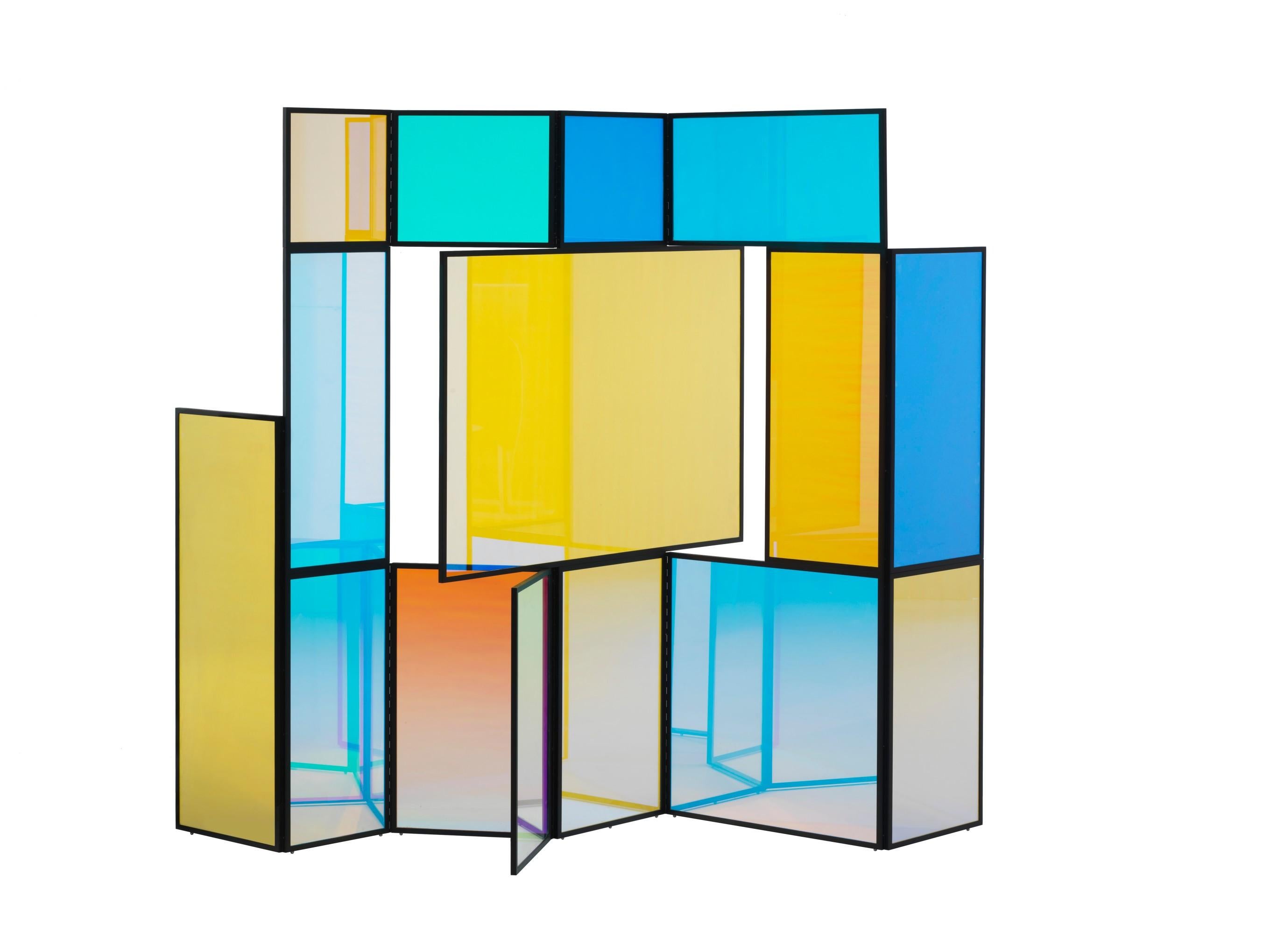 Moderne Écran pliable coloré en verre dichroïque par Camilla Richter