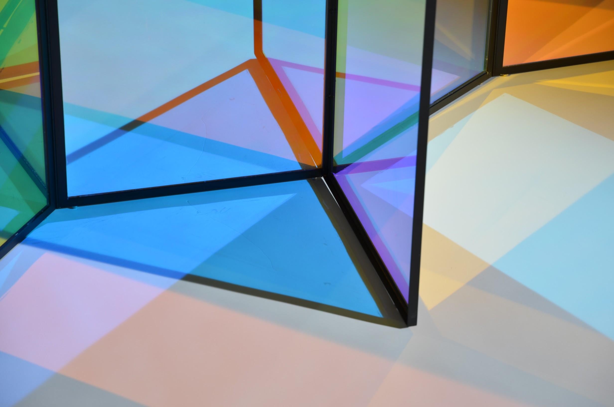 Écran pliable coloré en verre dichroïque par Camilla Richter 1