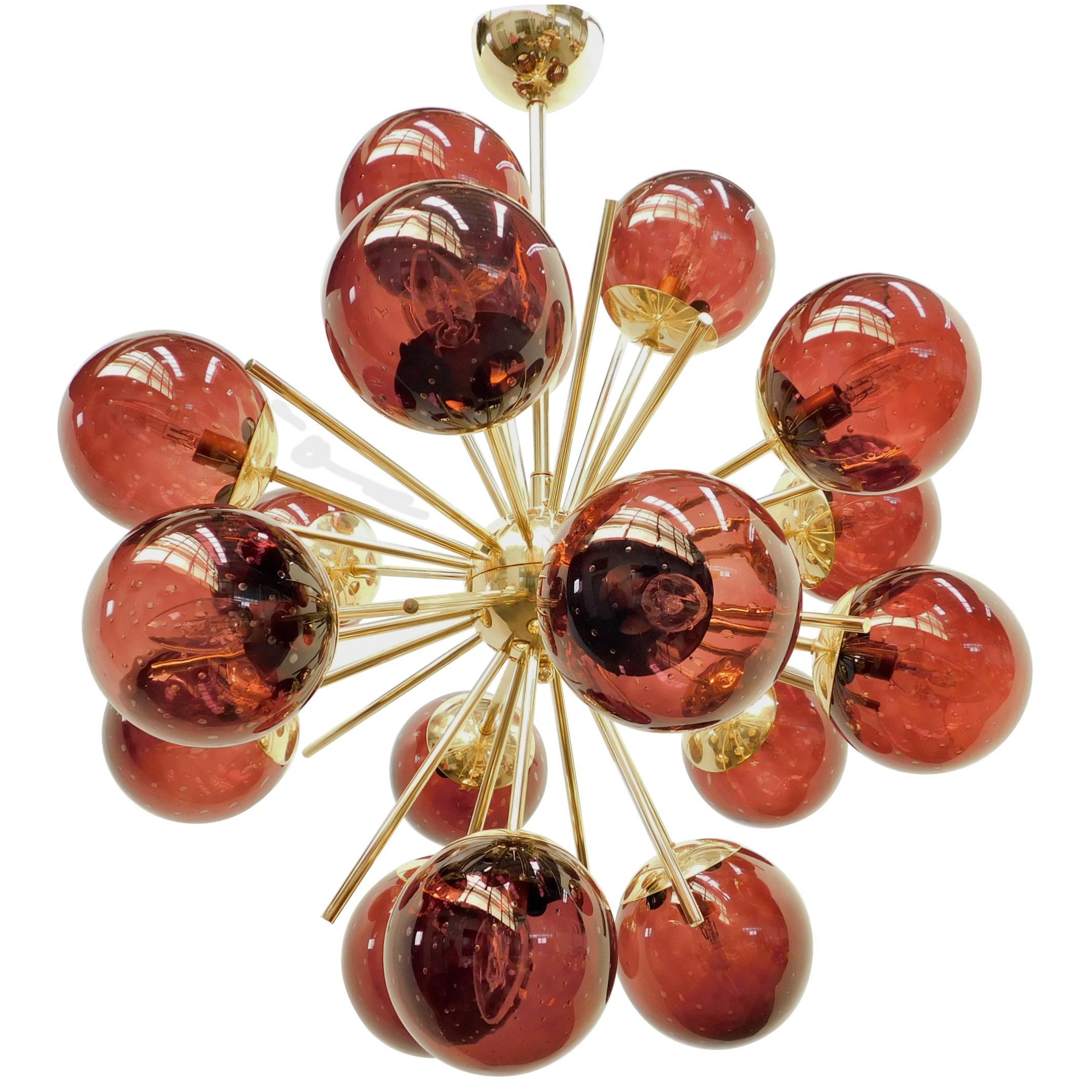 Lustre Sputnik italien avec 18 globes en verre de Murano montés sur une monture en laiton / Design by Fabio Bergomi for Fabio Ltd / Made in Italy
18 lampes / type E12 ou E14 / max 40W chacune
Diamètre : 29 pouces / Hauteur : 32 pouces, tringle et