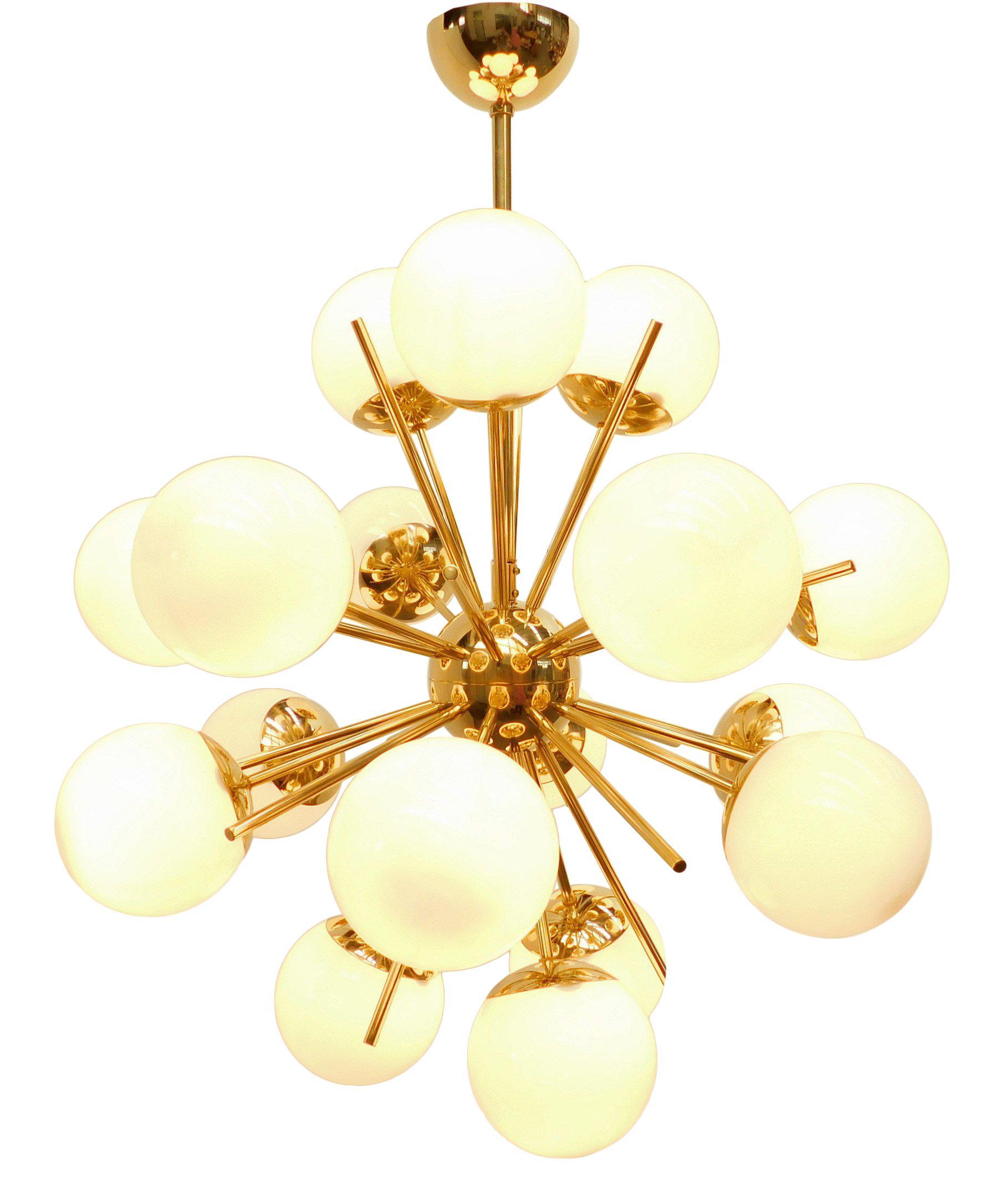 Lampadario italiano sputnik con 18 globi in vetro di Murano montati su una struttura in ottone / Disegnato da Fabio Bergomi per Fabio Ltd / Made in Italy
18 luci / tipo E12 o E14 / max 40W ciascuna
Diametro: 29 pollici / Altezza: 32 pollici con asta