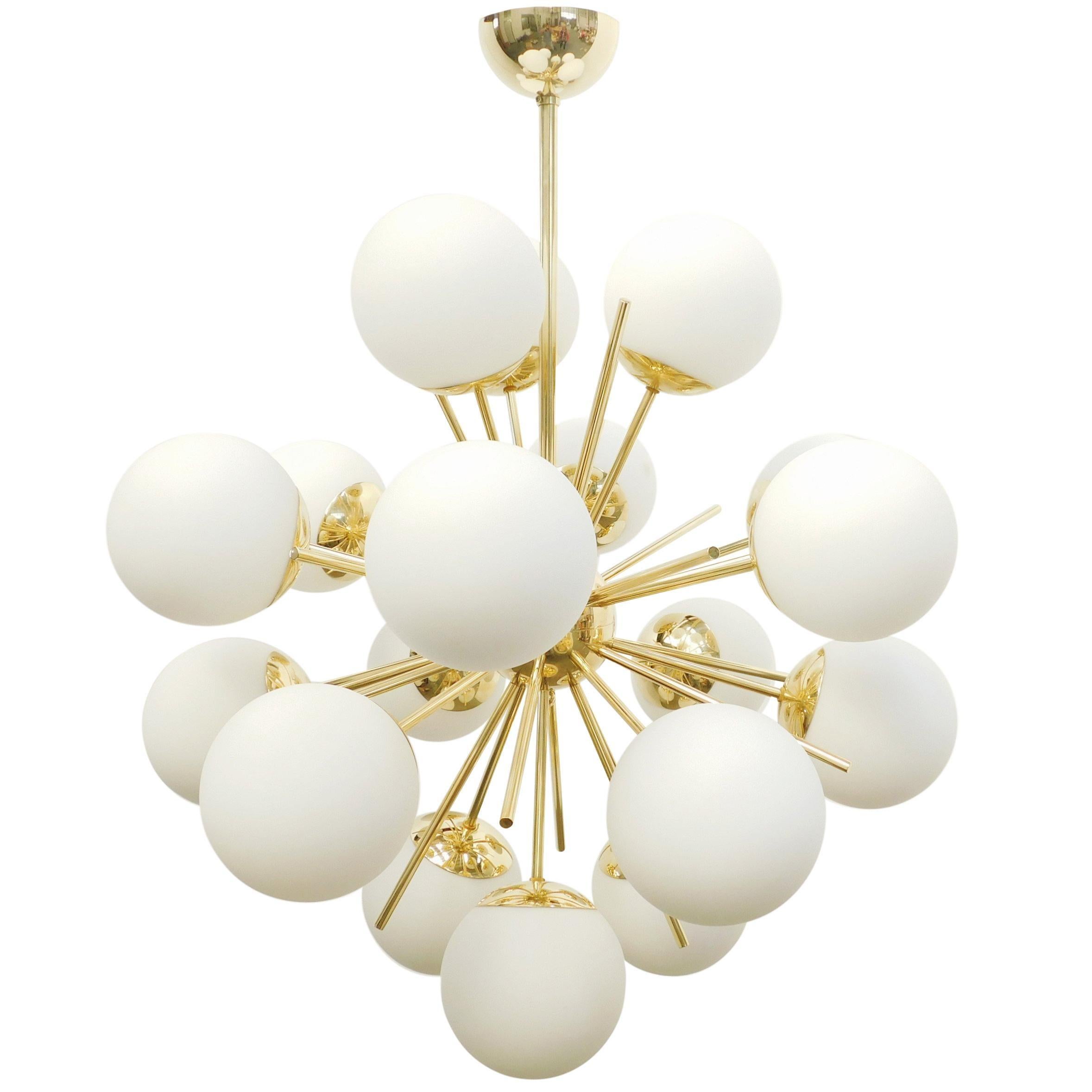Lampadario italiano sputnik con 18 globi in vetro di Murano montati su una struttura in ottone / Disegnato da Fabio Bergomi per Fabio Ltd / Made in Italy
18 luci / tipo E12 o E14 / max 40W ciascuna
Diametro: 29 pollici / Altezza: 32 pollici con asta