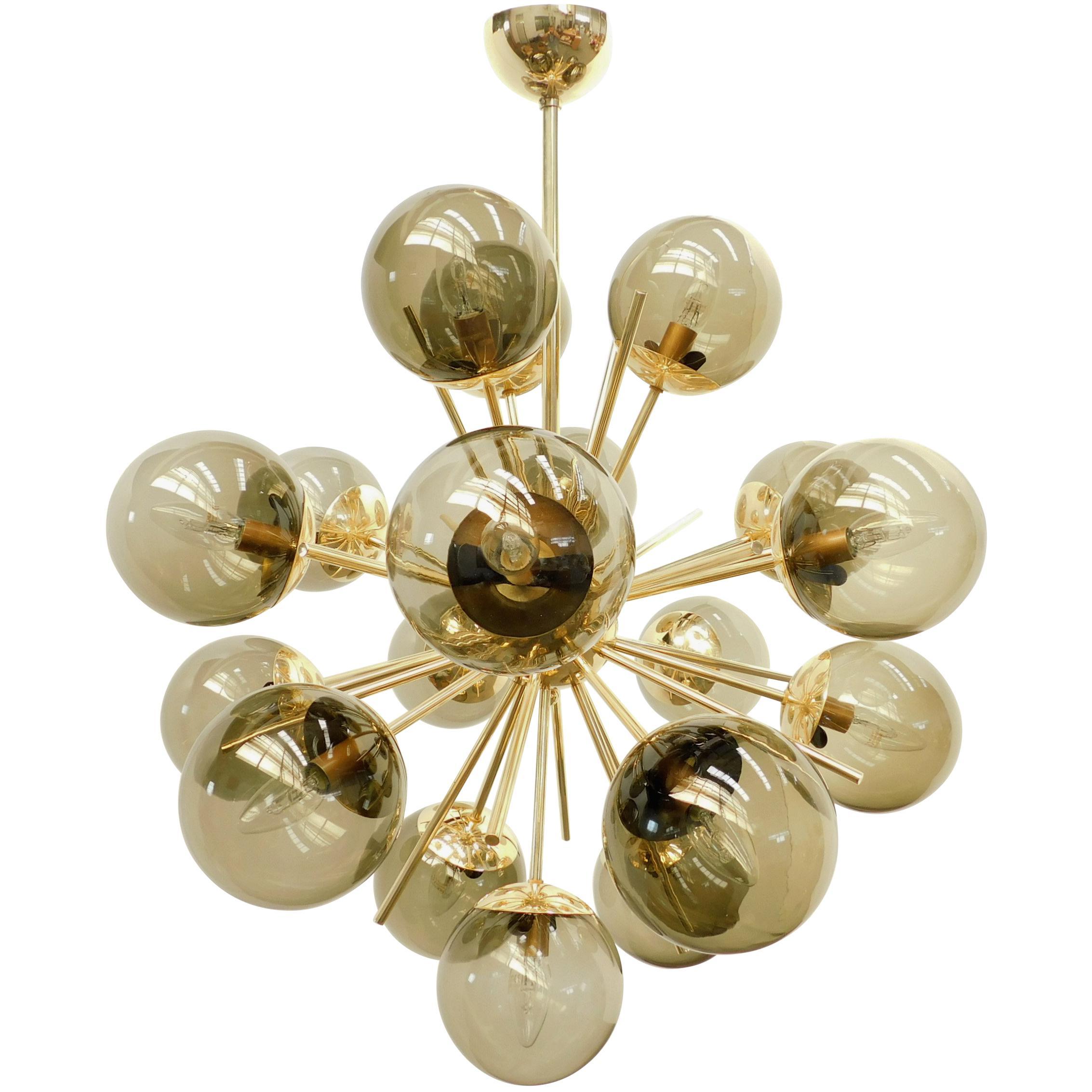 Araña sputnik italiana con 18 globos de cristal de Murano montados en un marco de latón / Diseñada por Fabio Bergomi para Fabio Ltd / Fabricada en Italia
18 luces / tipo E12 o E14 / máx. 40W cada una
Diámetro: 29 pulgadas / Altura: 32 pulgadas