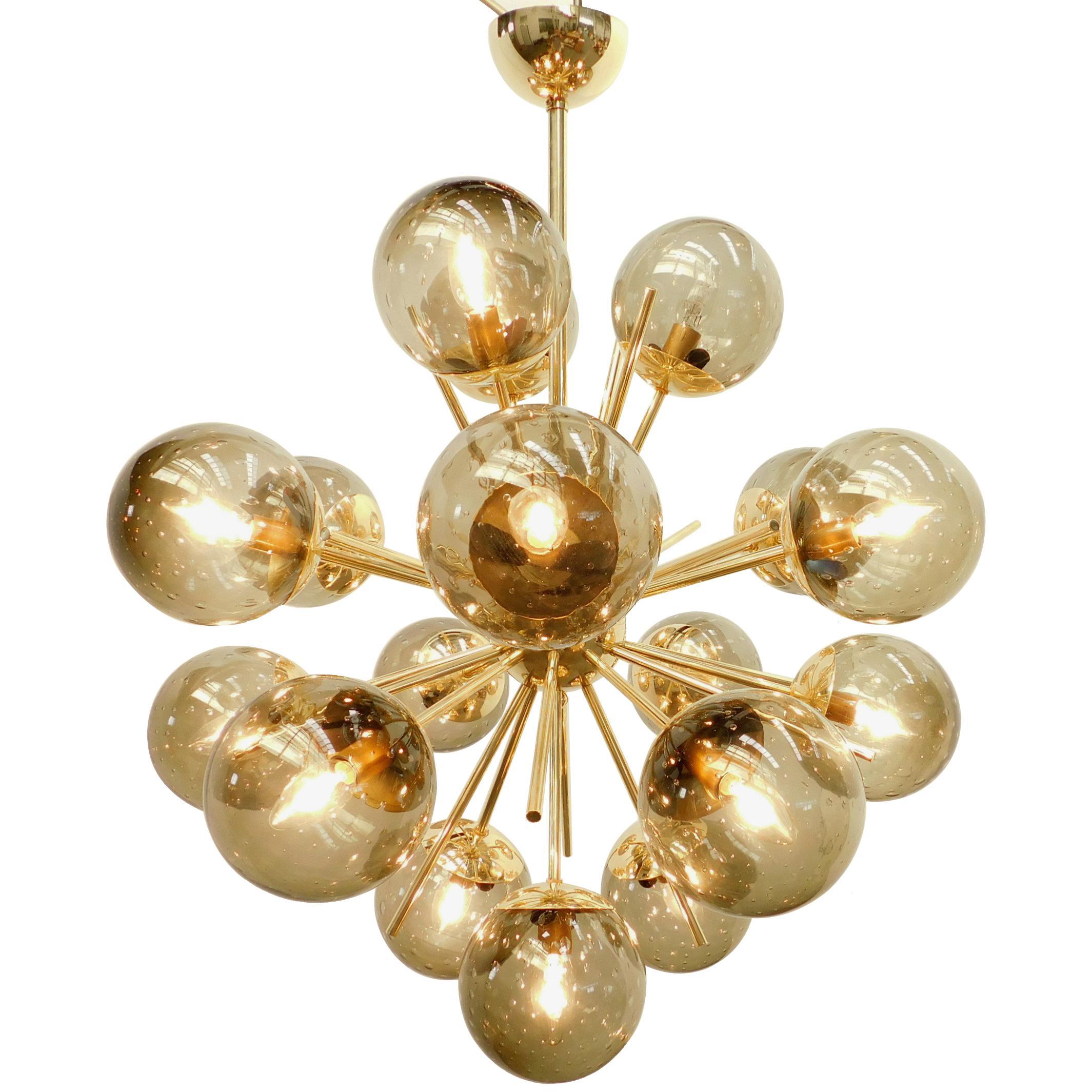 Araña sputnik italiana con 18 globos de cristal de Murano montados en un marco de latón / Diseñada por Fabio Bergomi para Fabio Ltd / Fabricada en Italia
18 luces / tipo E12 o E14 / máx. 40W cada una
Diámetro: 29 pulgadas / Altura: 32 pulgadas