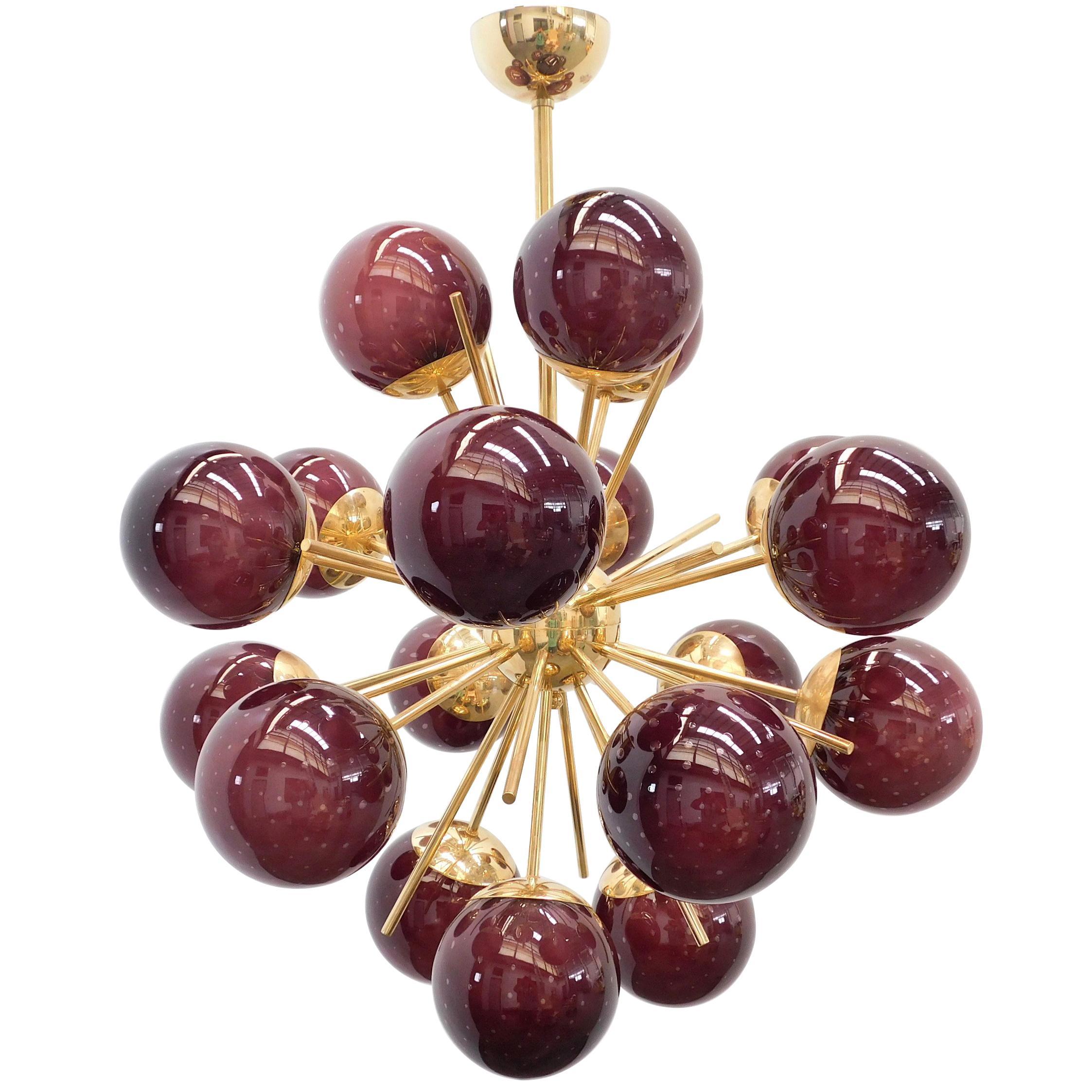 Lustre Sputnik italien avec 18 globes en verre de Murano montés sur une monture en laiton / Design by Fabio Bergomi for Fabio Ltd / Made in Italy
18 lampes / type E12 ou E14 / max 40W chacune
Diamètre : 29 pouces / Hauteur : 32 pouces, tringle et