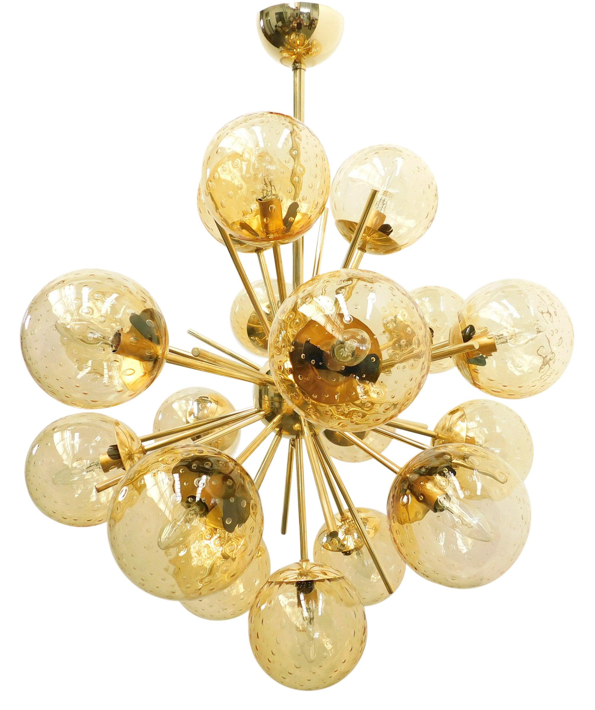 Lampadario italiano sputnik con 18 globi in vetro di Murano montati su una struttura in ottone / Disegnato da Fabio Bergomi per Fabio Ltd / Made in Italy
18 luci / tipo E12 o E14 / max 40W ciascuna
Diametro: 29 pollici / Altezza: 32 pollici con asta