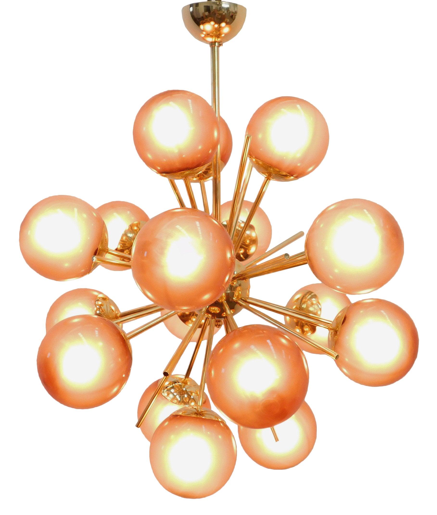 Lampadario italiano sputnik con 18 globi in vetro di Murano montati su una struttura in ottone / Disegnato da Fabio Bergomi per Fabio Ltd / Made in Italy
18 luci / tipo E12 o E14 / max 40W ciascuna
Diametro: 29 pollici / Altezza: 32 pollici con asta