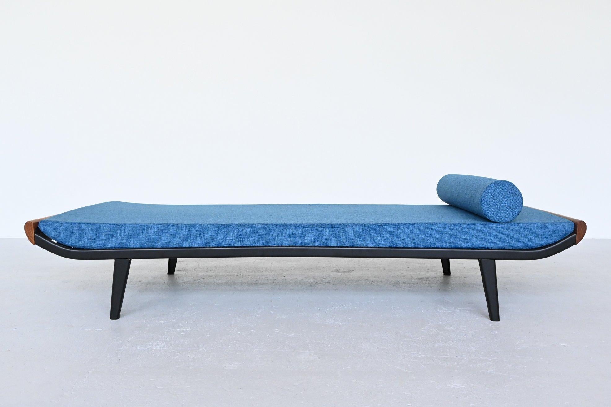 Beautiful and iconic Cleopatra daybed designed by Dick Cordemeijer for Auping, the Netherlands, 1954. Typical industrial Dutch design. The frame is made of black coated metal and the ends are in solid teak wood. This mattress is upholstered with a