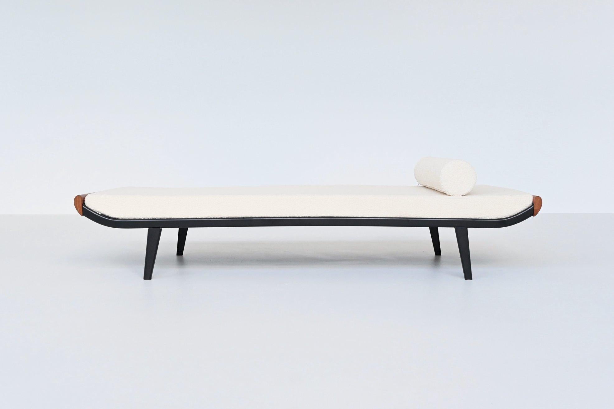 Bellissimo e iconico letto da giorno Cleopatra disegnato da Dick Cordemeijer per Auping, Paesi Bassi 1954. La struttura è in metallo verniciato nero e le estremità sono in legno massiccio di teak. Il materasso è rivestito con un tessuto bouclé