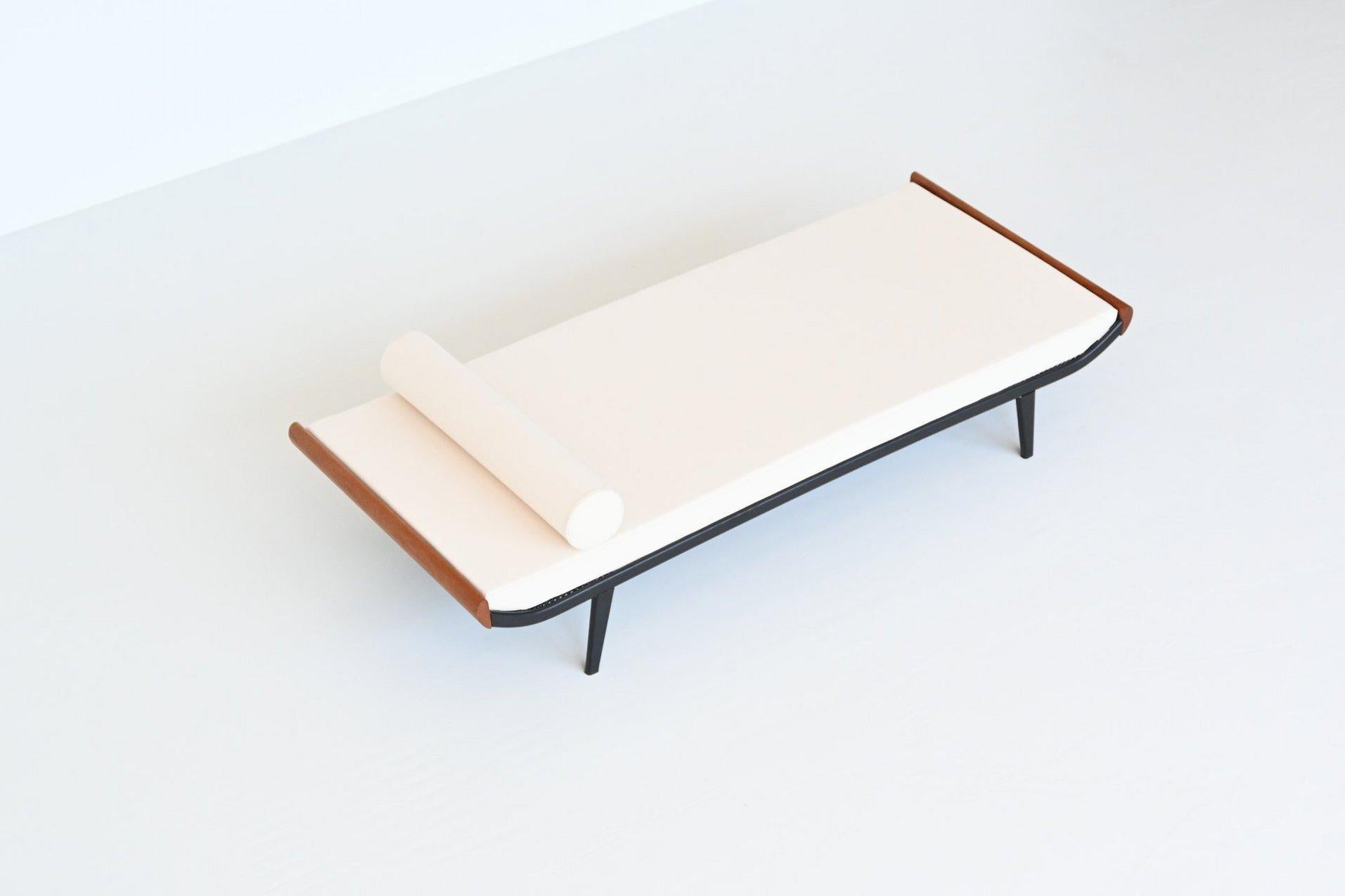 Dick Cordemeijer Cleopatra daybed in white linen Auping Netherlands 1954 In Excellent Condition For Sale In Etten-Leur, NL