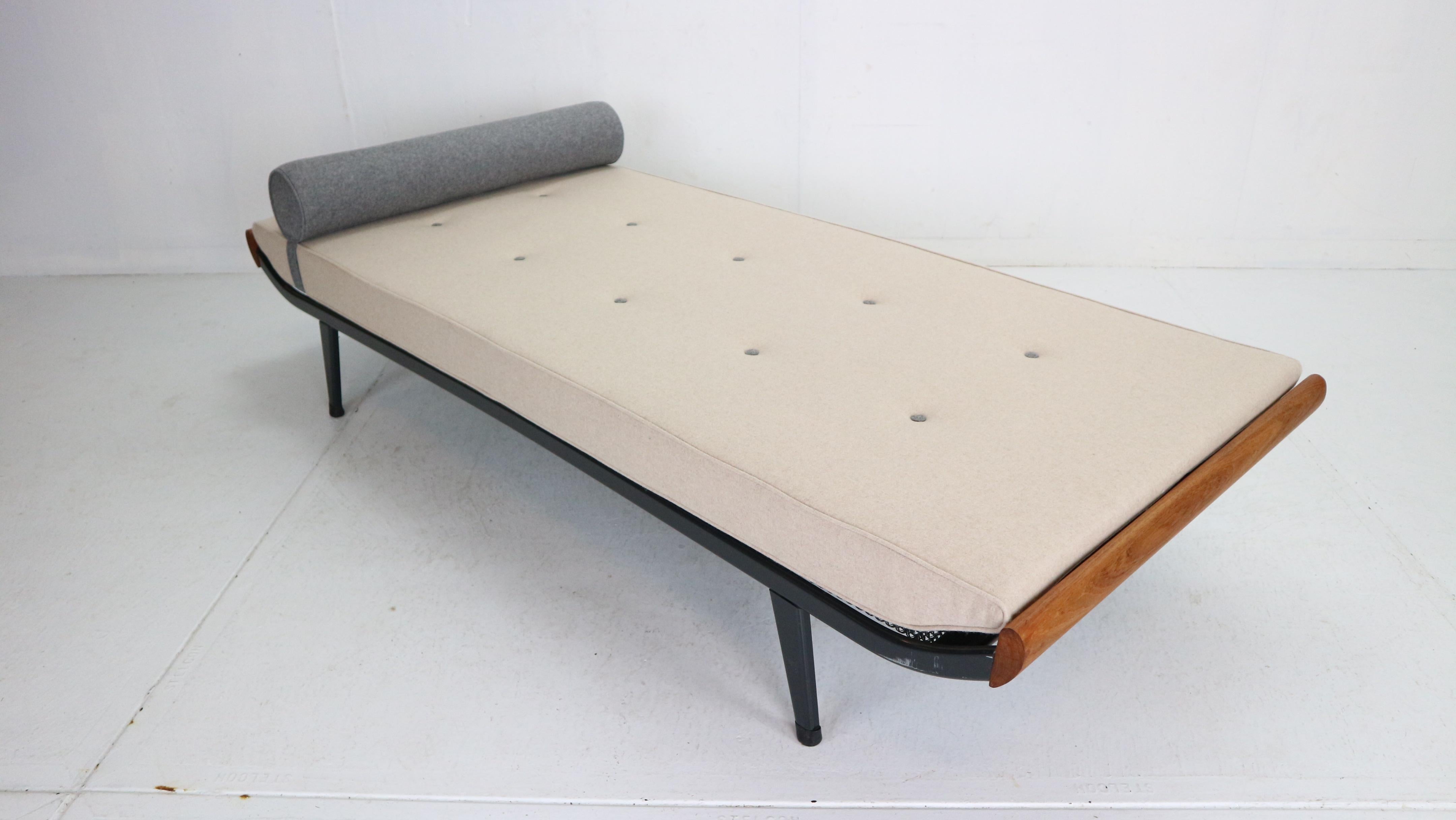 Iconic Dutch design, the Cleopatra daybed designed by Dick Cordemeijer for Auping manufacture, Holland, 1954.
The total production of these beds is 850.000 pieces. Functional, minimalistic and modernistic daybed even after 50 years these beds are