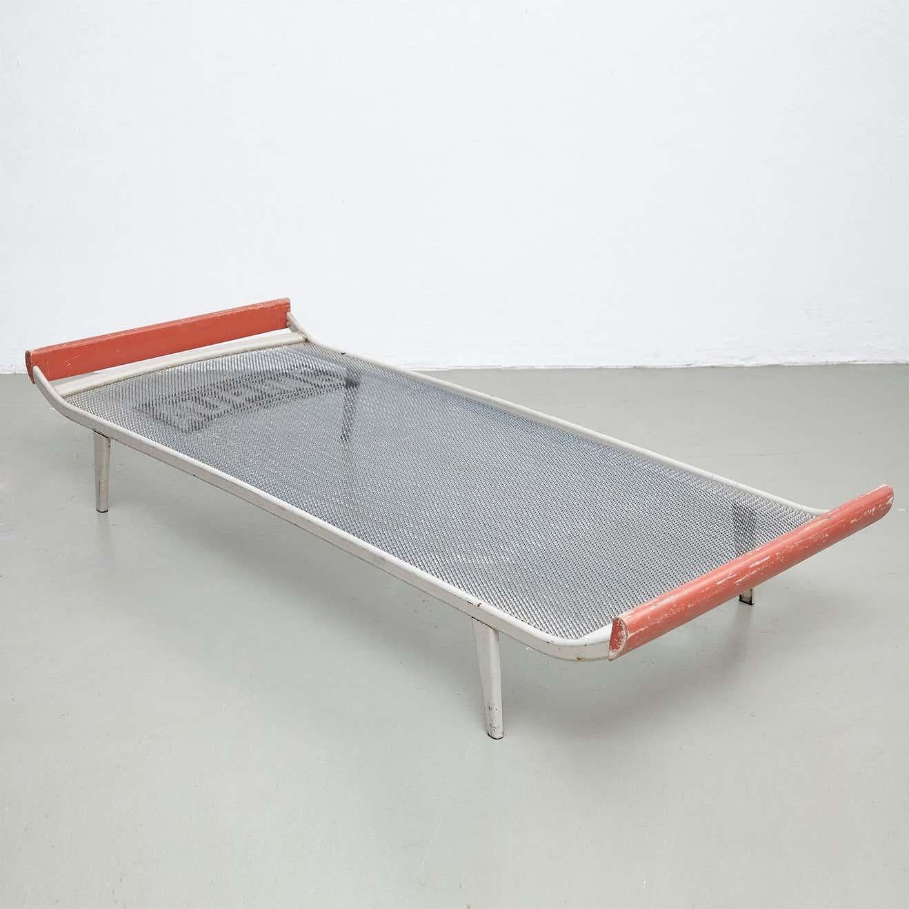 Daybed Cleopatra designed by Dick Cordemeijer. 
Manufactured by Auping (Netherlands), circa 1950.

In original condition, with minor wear consistent with age and use, preserving a beautiful patina.

 