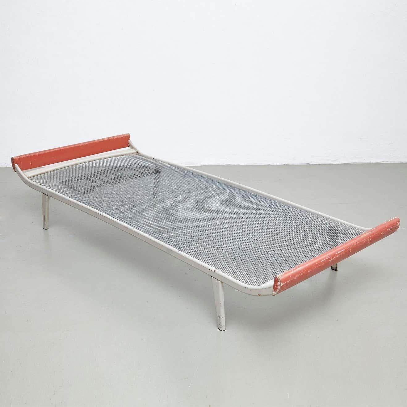 Mid-Century Modern Méridienne en métal et bois moderne du milieu du siècle dernier de Dick Cordemeijer pour Cléopâtre, vers 1950 en vente