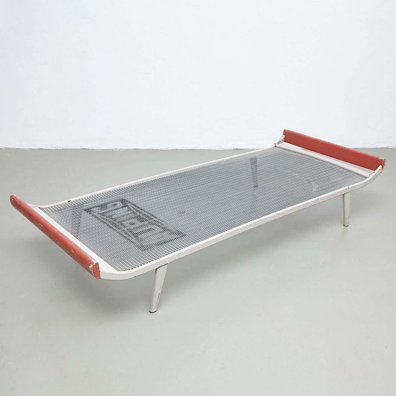 Dick Cordemeijer Mid-Century Modern Metal and Wood Daybed Cleopatra, circa 1950 In Good Condition For Sale In Barcelona, Barcelona