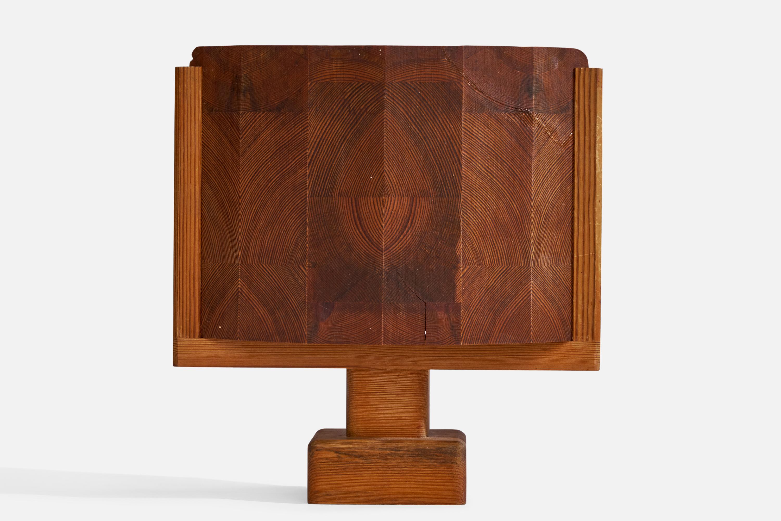 A sizeable pine table lamp designed and produced by Dick Degerfeldt, Sweden, c. 1970s.

Overall Dimensions (inches): 12” H x 11.25” W x 6.75” D
Stated dimensions include shade.
Bulb Specifications: E-14 Bulb
Number of Sockets: 1
All lighting will be