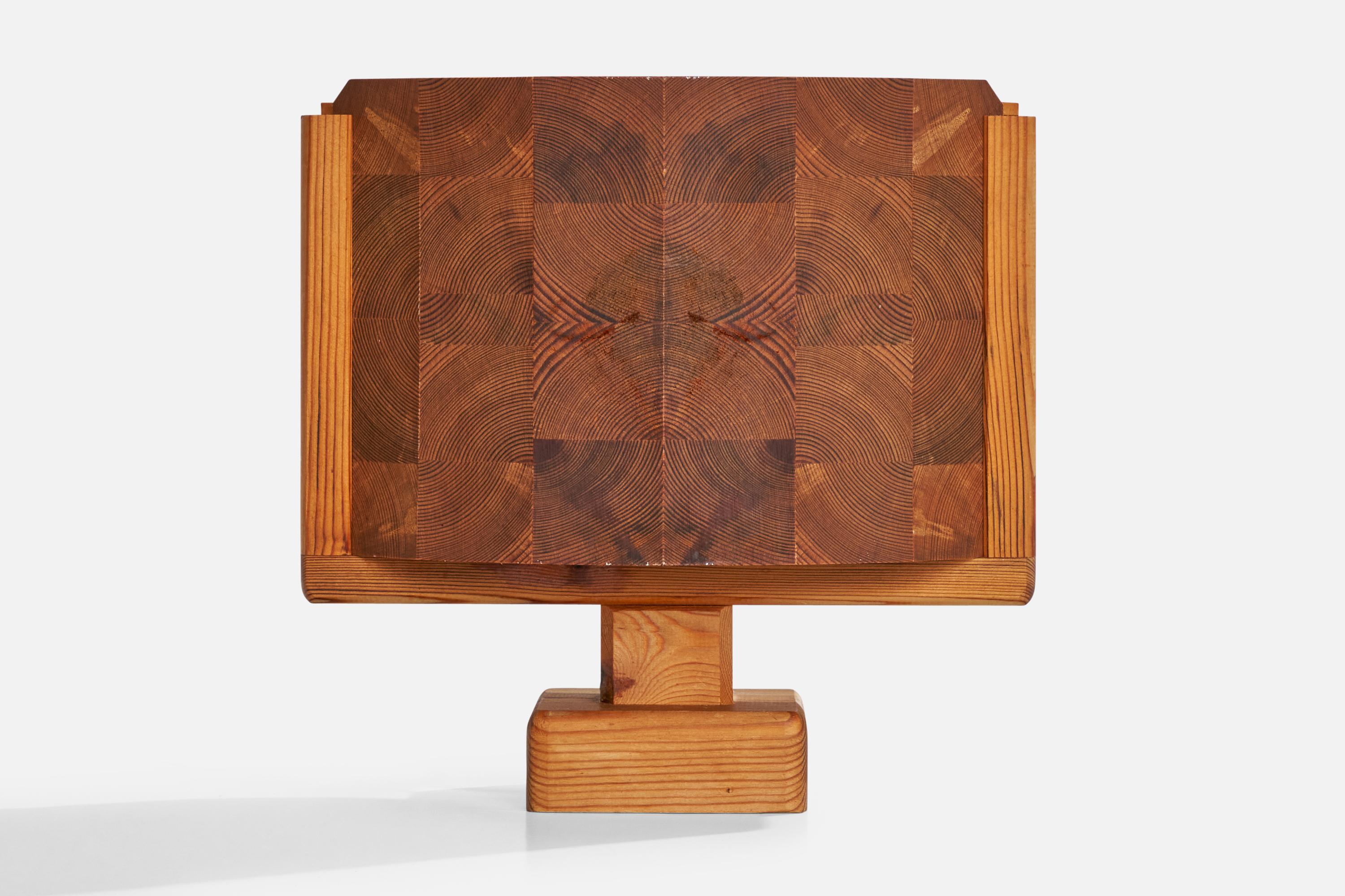 Une grande lampe de table en pin conçue et produite par Dick Degerfeldt, Suède, c.C. 1970.

Dimensions de la lampe avec abat-jour (pouces) : 11.55