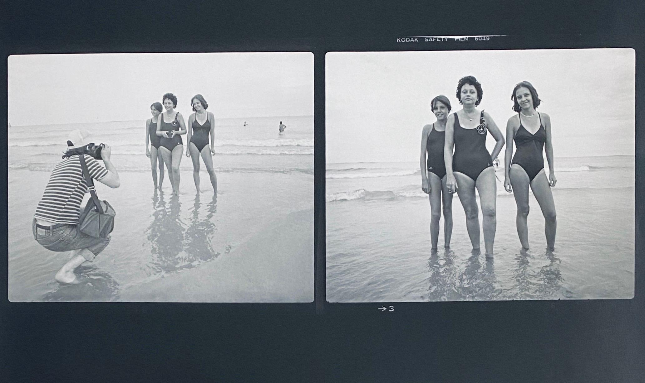 Impression photographique vintage en gélatine argentique, Photo de filles sur une plage, Two Man Show - Photograph de Dick Lebowitz And Tom Young 