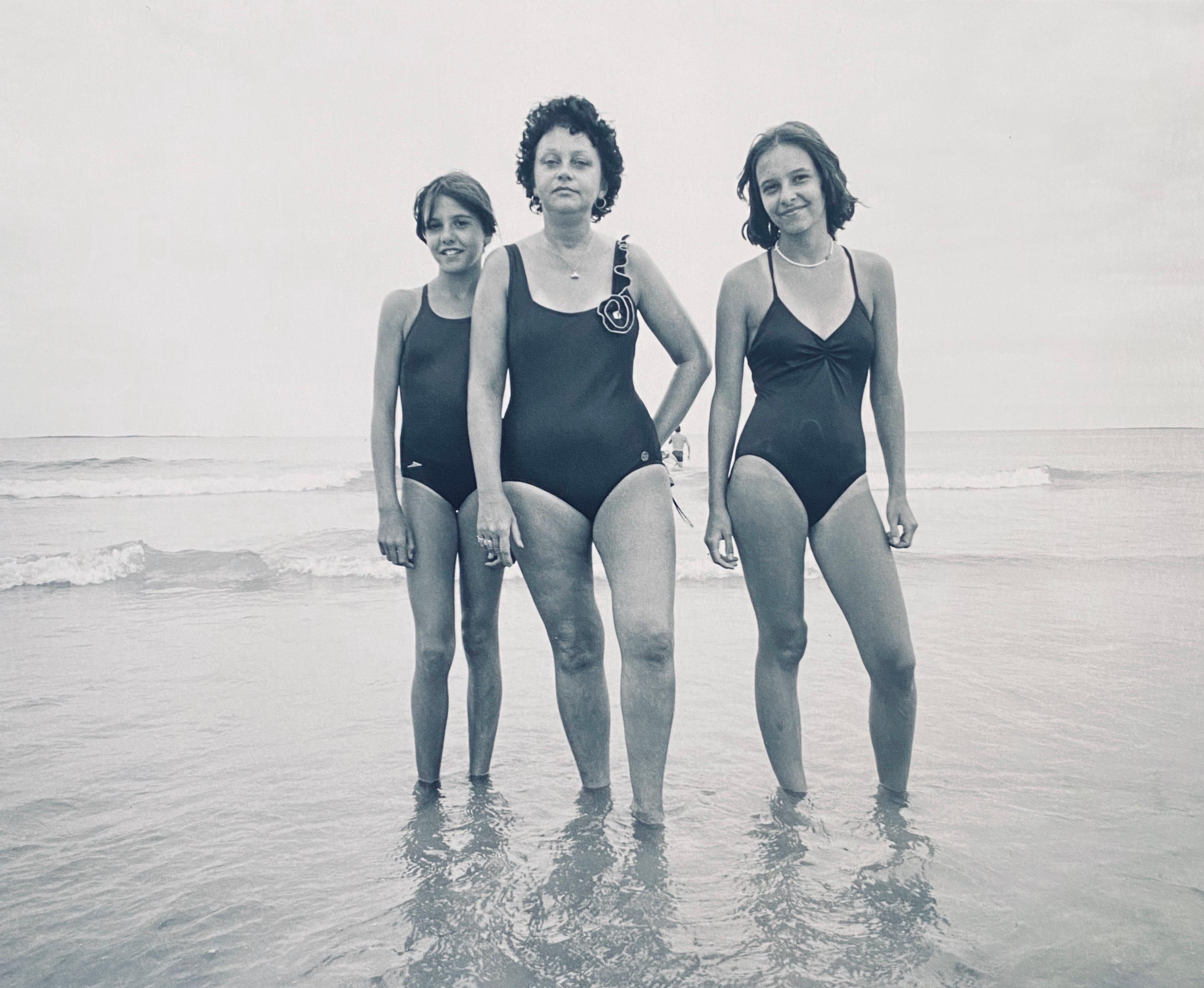 Impression photographique vintage en gélatine argentique, Photo de filles sur une plage, Two Man Show - Modernisme américain Photograph par Dick Lebowitz And Tom Young 