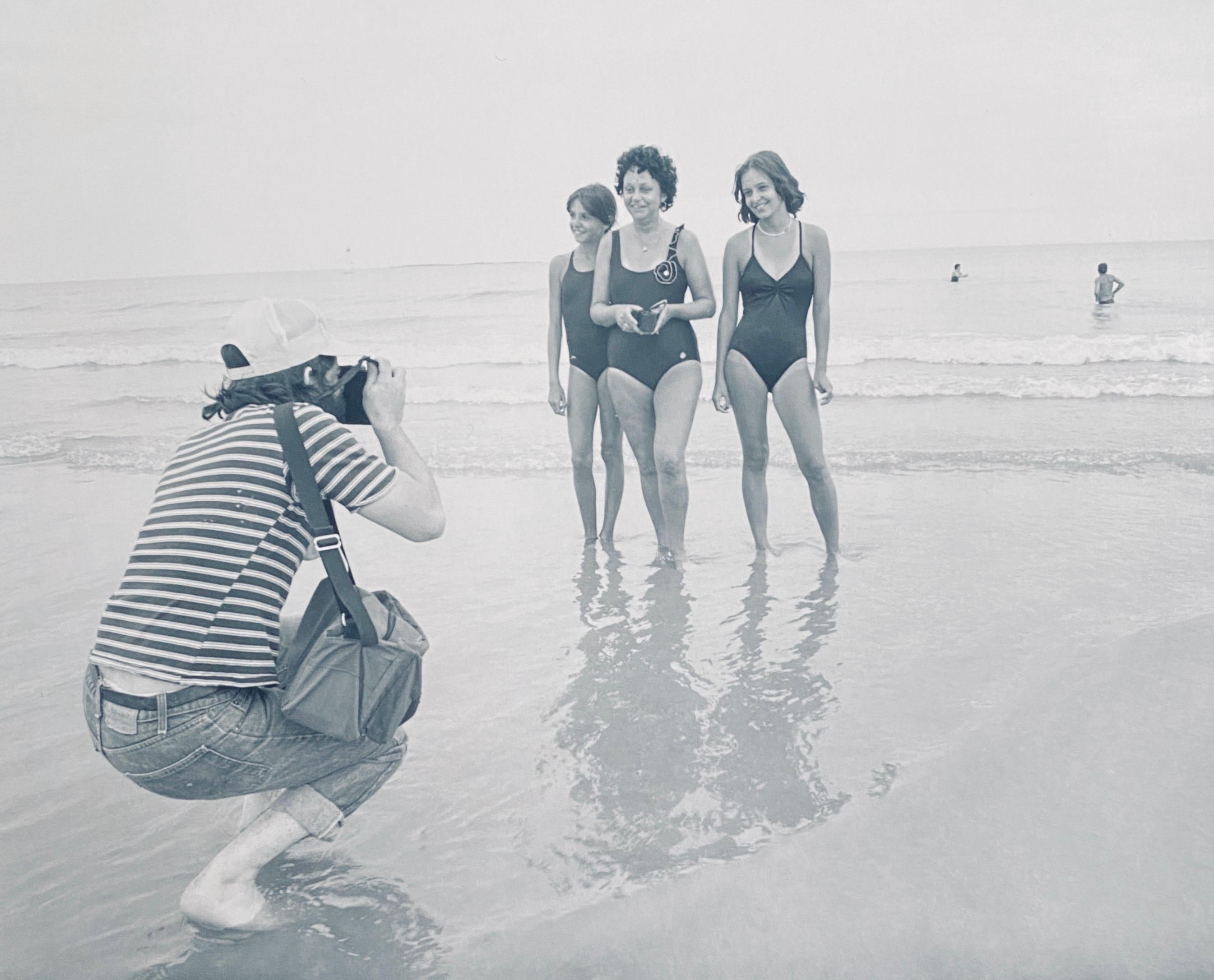 Impression photographique vintage en gélatine argentique, Photo de filles sur une plage, Two Man Show - Noir Black and White Photograph par Dick Lebowitz And Tom Young 