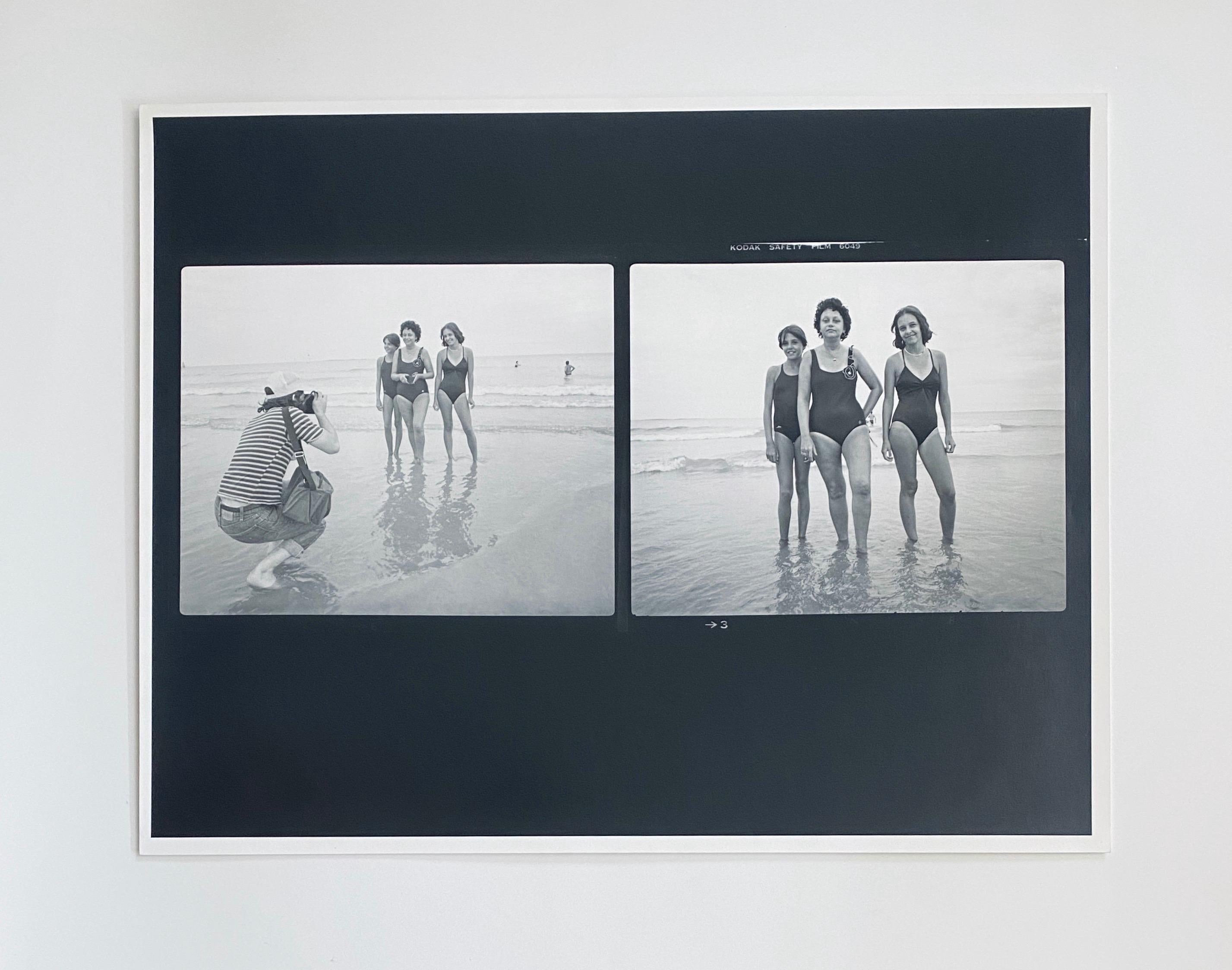 Impression photographique vintage en gélatine argentique, Photo de filles sur une plage, Two Man Show en vente 2