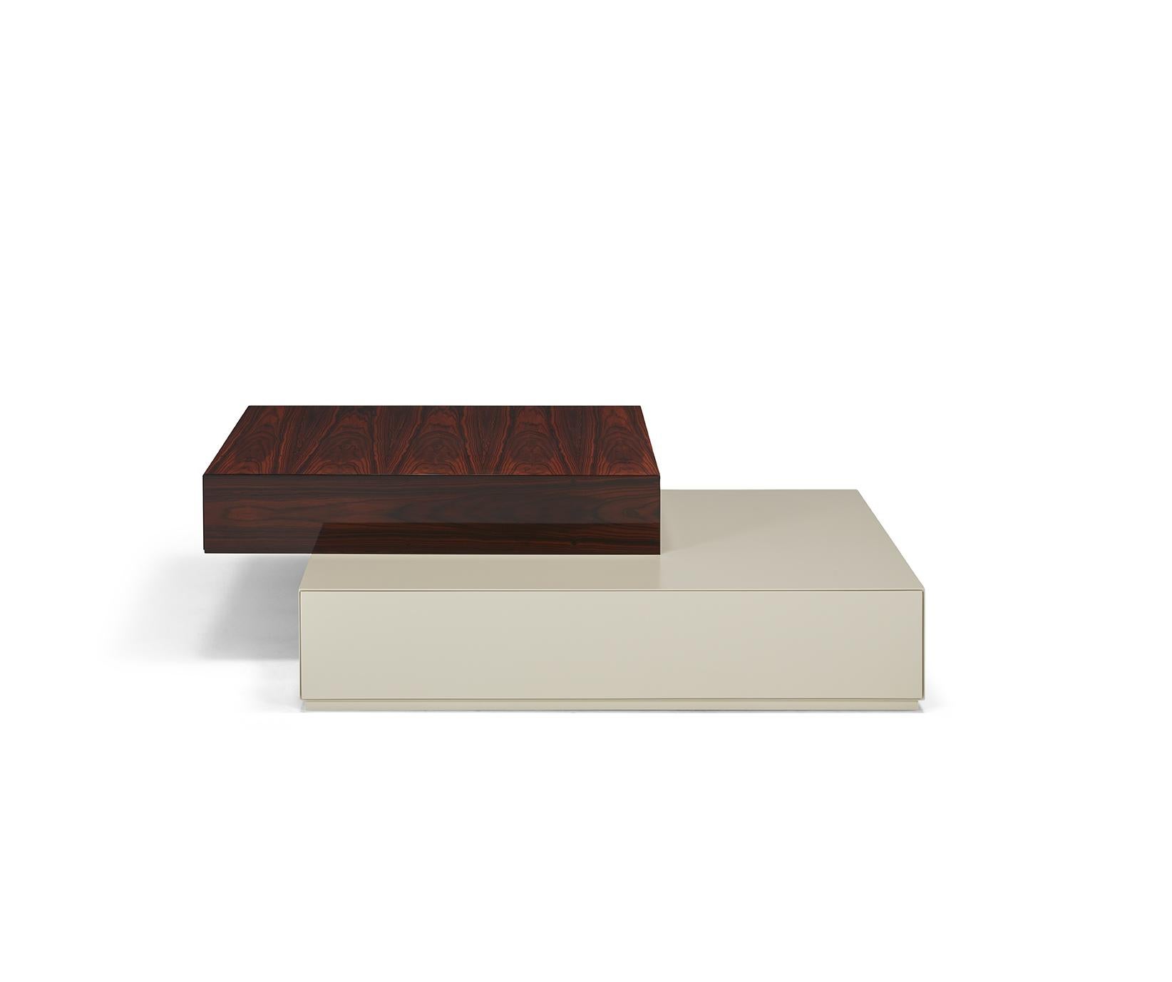 Der Couchtisch Dickens mit zwei sich überlappenden Schubladen ist aus lackiertem und furniertem Holz gefertigt, ermöglicht aber verschiedene Kombinationen von Oberflächen, um sich jedem Designwunsch anzupassen.

Abgebildet in der oberen Schublade